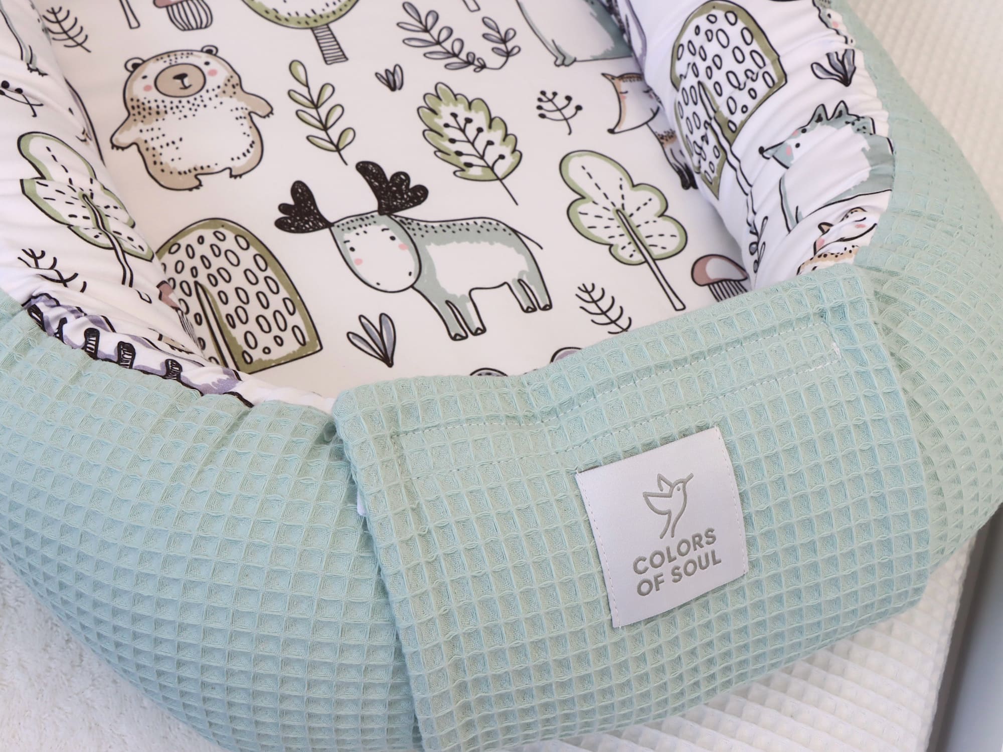Nahaufnahme Babynestchen Umrandung mit weicher Füllung – Waldfreunde Design