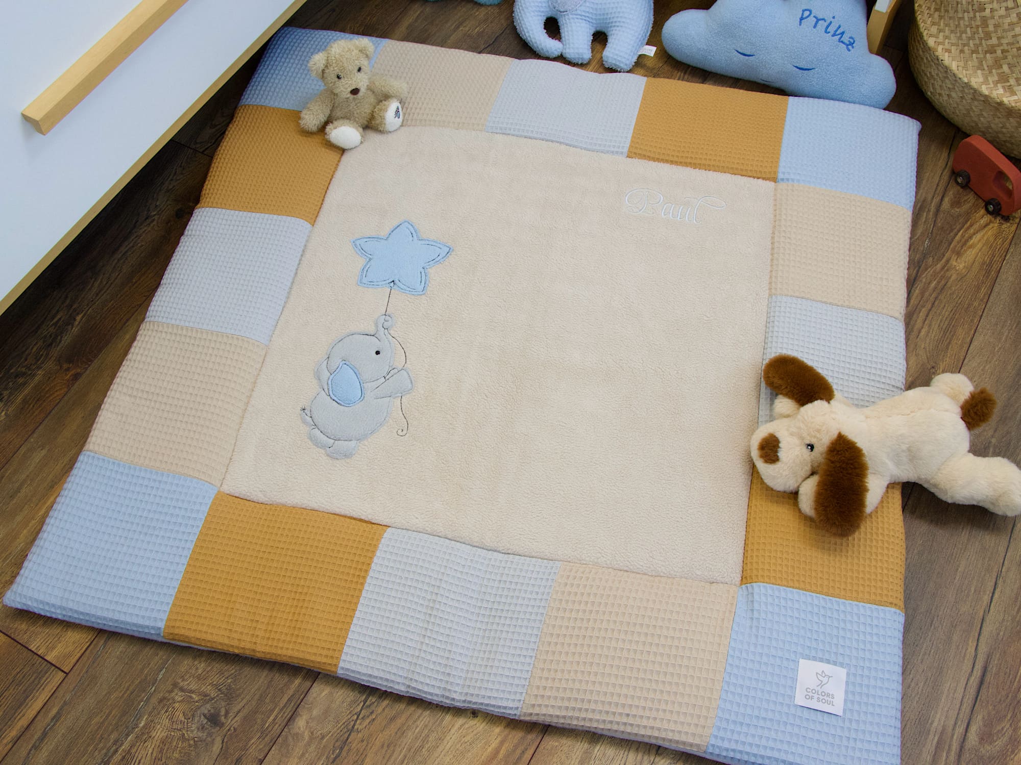 Personalisierte Krabbeldecke mit Elefant im Babyzimmer – Waffelpique Patchwork Rand