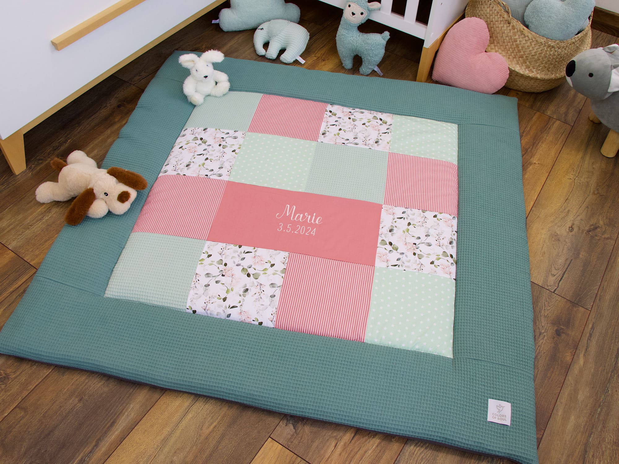 Patchwork Krabbeldecke - Gartenblumen rosa / Waffelpique altgrün / blush (mit Rand)