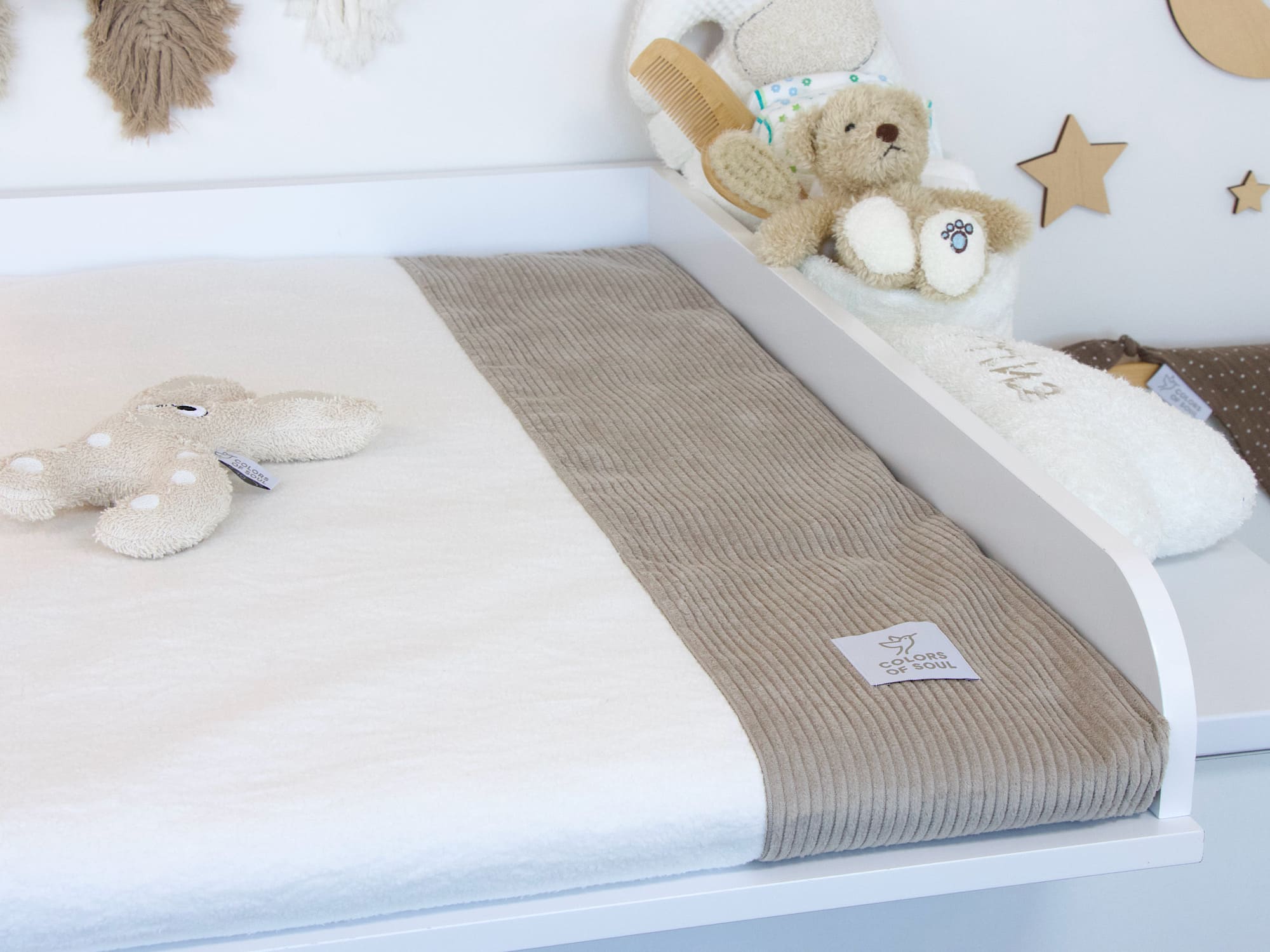 Handgemachte Wickeltischauflage mit klassischer Bettschlange in Beige