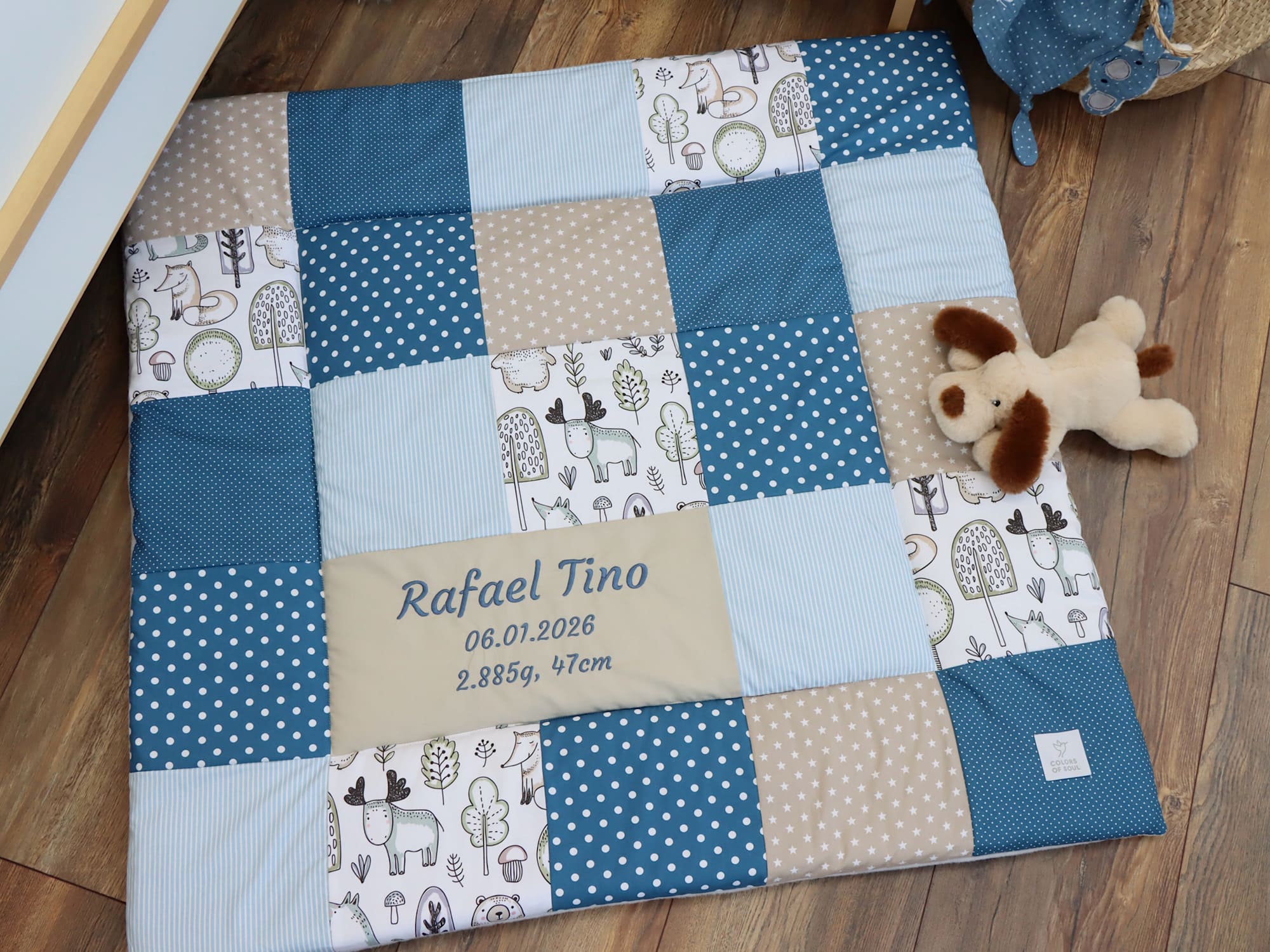 Detail der Krabbeldecke mit Waldfreunde Motiv, Punkten, Streifen und Sternen in Blau und Beige
