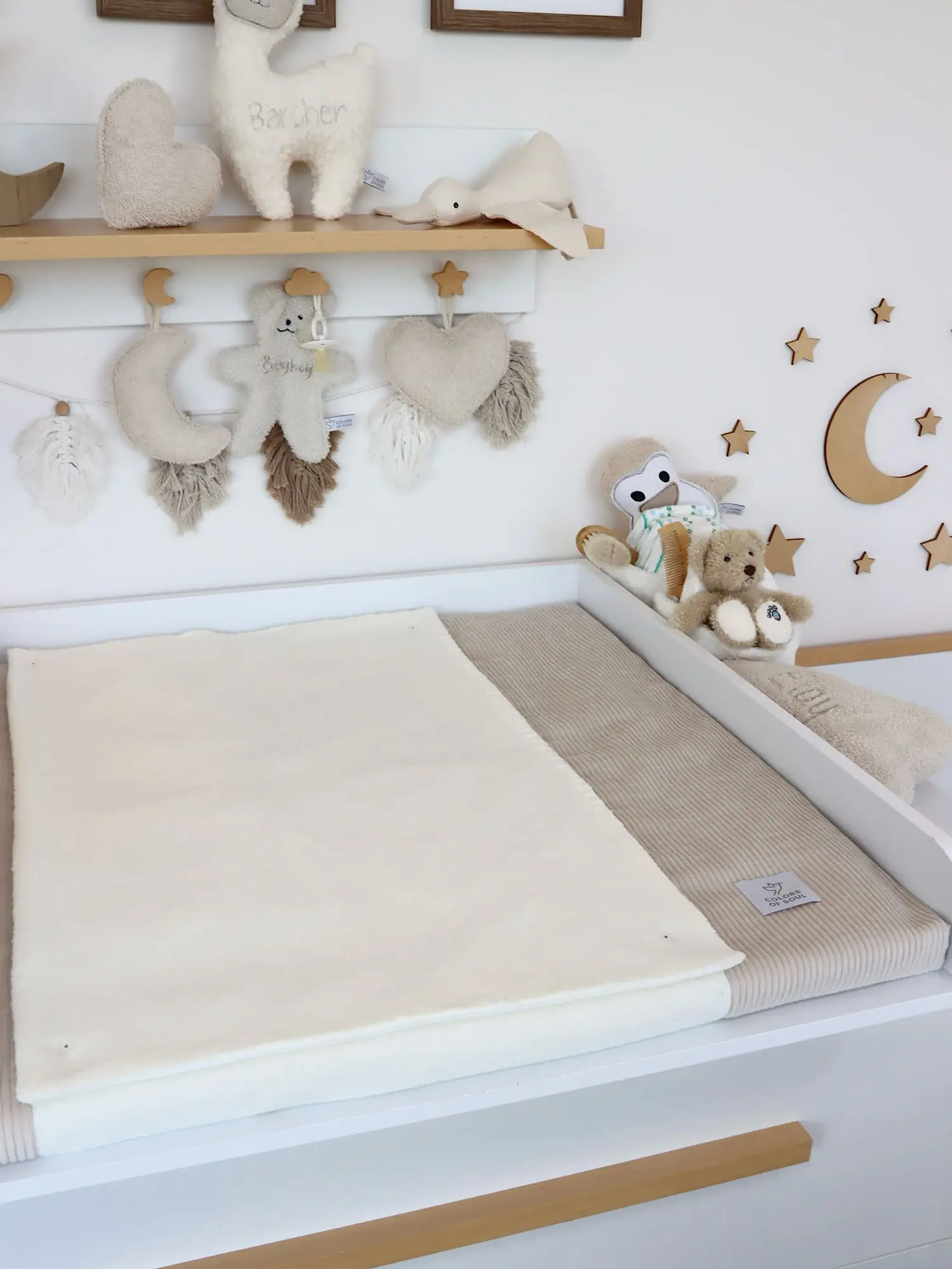 Handgemachte Wickeltischauflage Light Sand Creme mit abnehmbarem Bezug