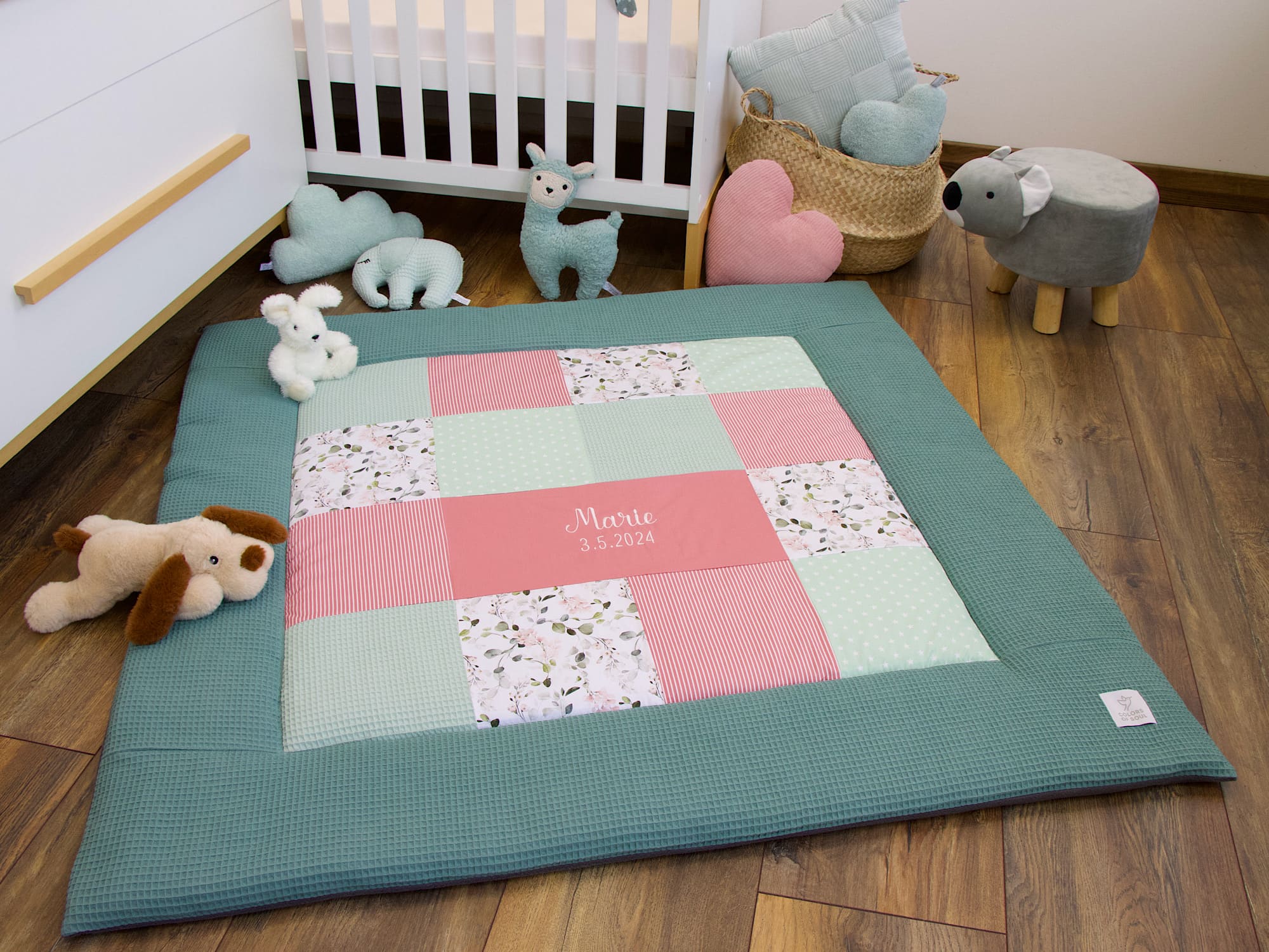 Patchwork Krabbeldecke - Gartenblumen rosa / Waffelpique altgrün / blush (mit Rand)