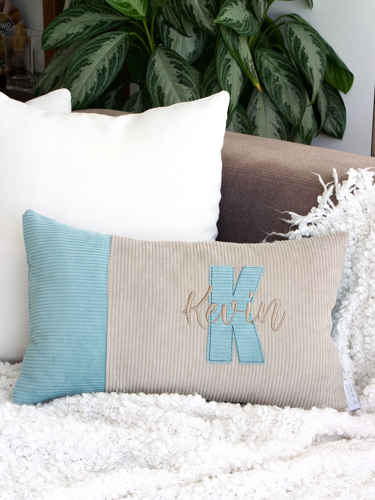 Detailansicht Cord Kissen beige mit dunkelmint Buchstaben-Applikation und beiger Namensstickerei