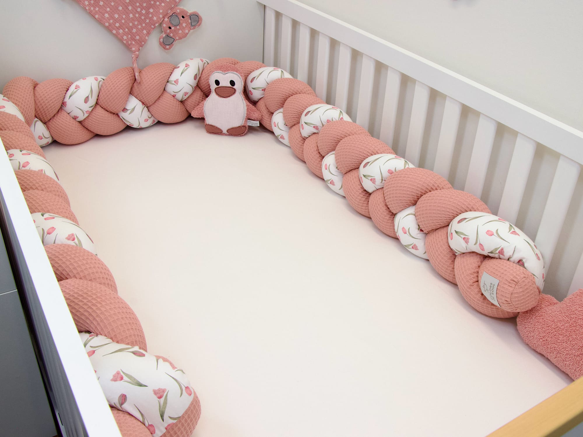 Geflochtene Bettumrandung Baby in Blush mit Tulpen Aquarell