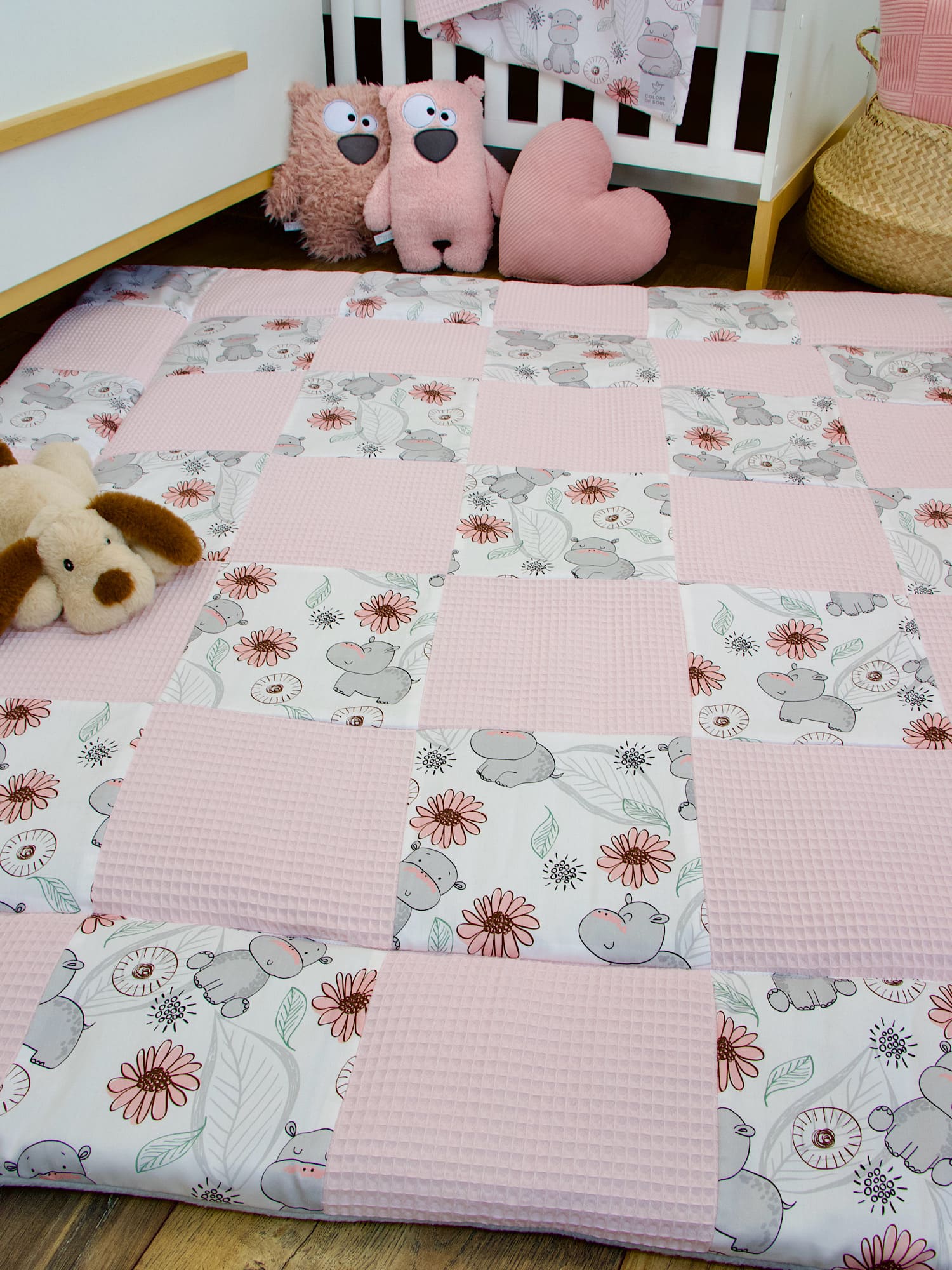 Patchwork Krabbeldecke mit Namen - Waffelpique hellrosa / niedliche Nilpferde