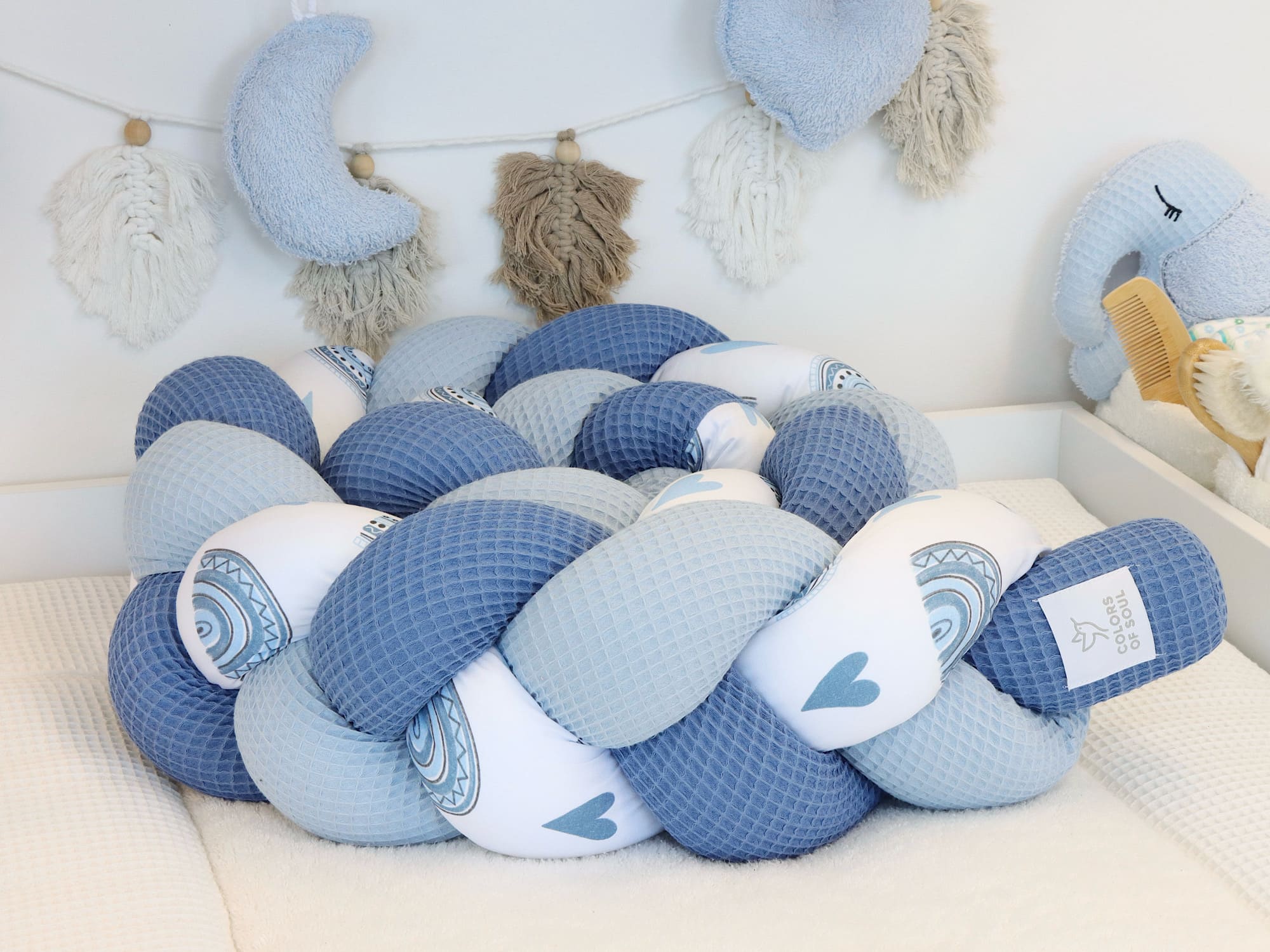 Handgefertigte geflochtene Bettschlange – Regenbogen und Herzen blau & Waffelpique blau, hellblau