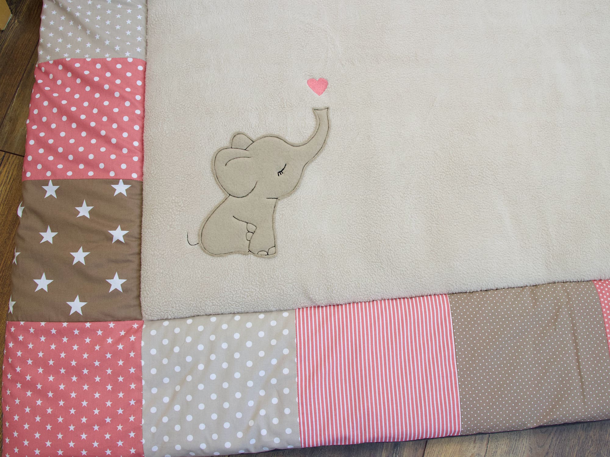 Große Patchwork Krabbeldecke – gepolsterte Liegefläche und rutschfester Rand