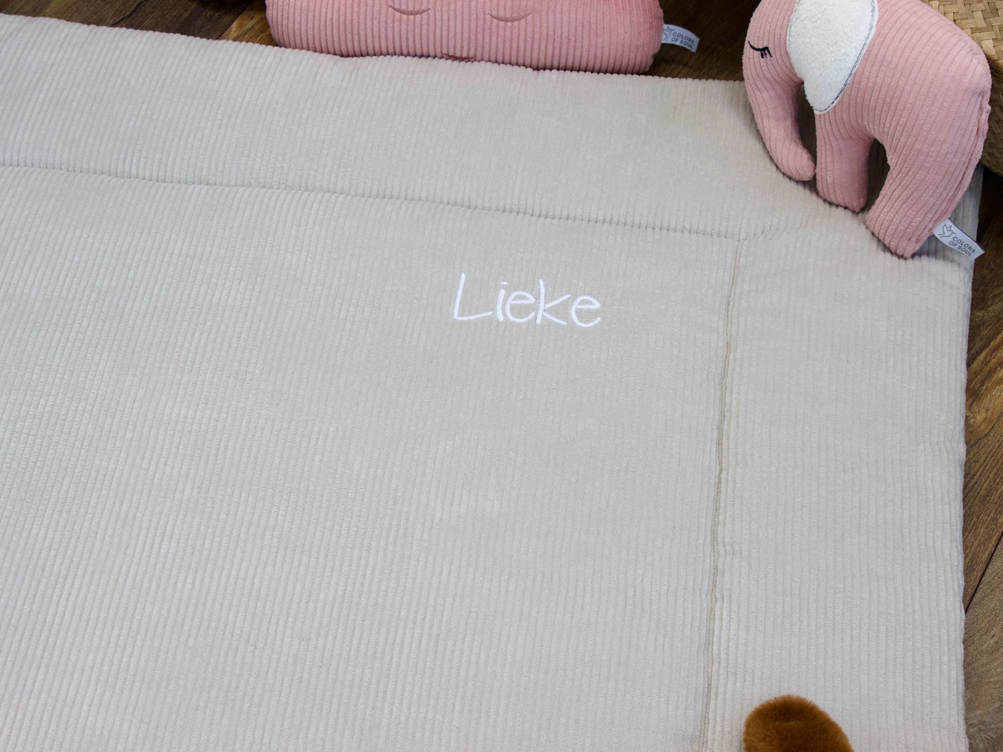 Detailaufnahme der personalisierten Krabbeldecke aus Cord in Hellbeige