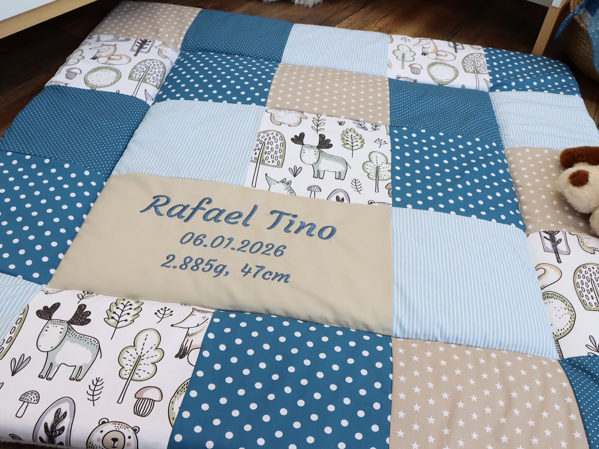 Krabbeldecke Patchwork personalisiert mit Namen aus Baumwollsatin Waldfreunde und Baumwollstoff in Blau Beige
