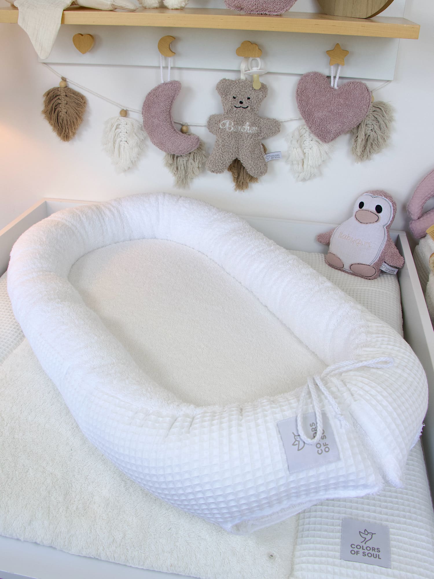 Handgefertigtes Babynest in Weiß – komfortabel und formstabil für erholsamen Babyschlaf