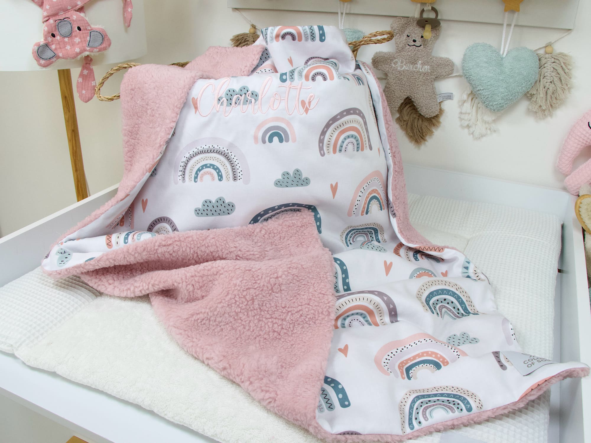 Bestickte Babydecke personalisiert – Musselin Pastell Regenbogen und Teddyplüsch in Altrosa