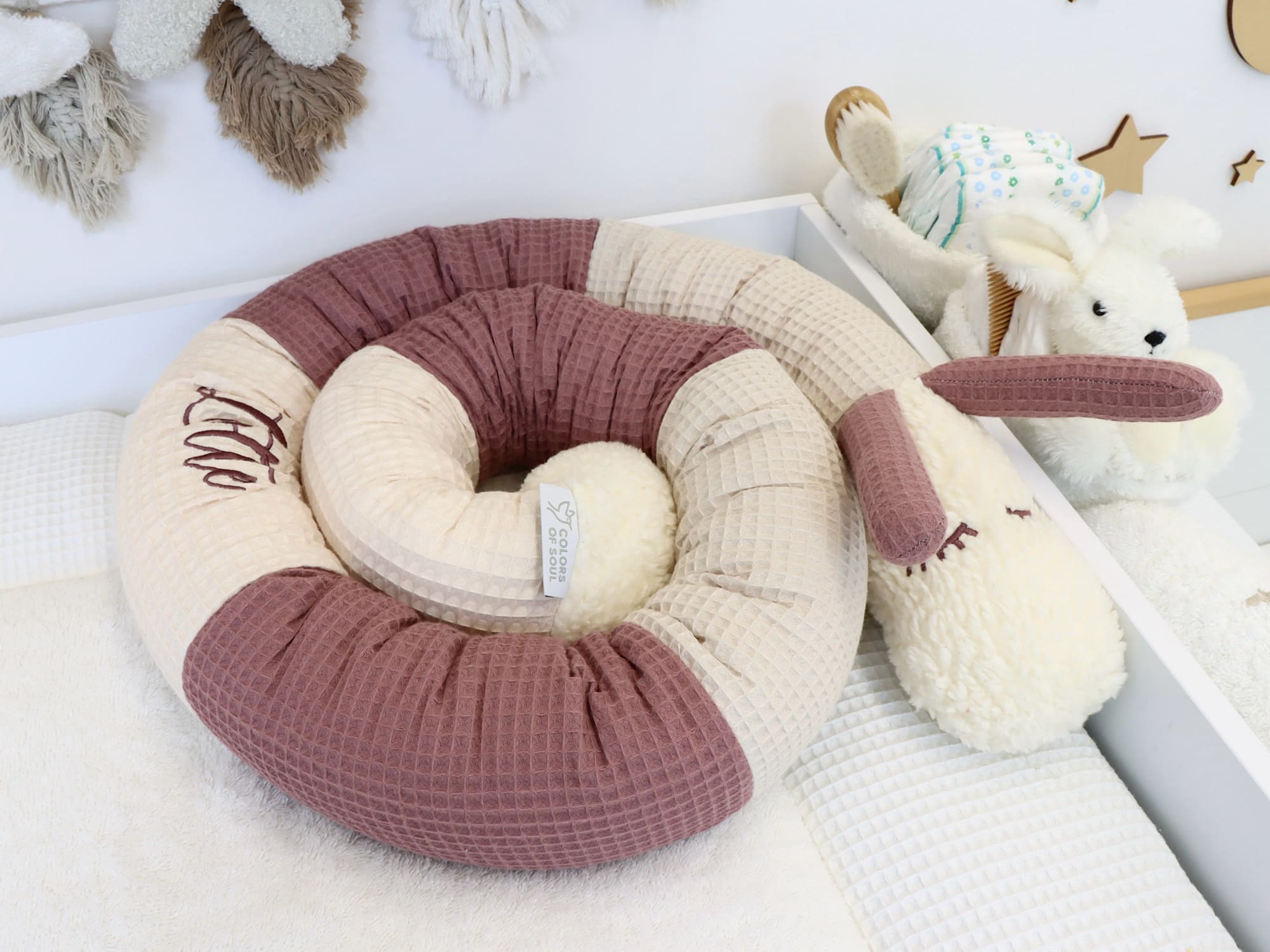 Lange Bettschlange 2m Waffelpique in Beige, Natur und alter Malve ausgelegt im Kinderbett