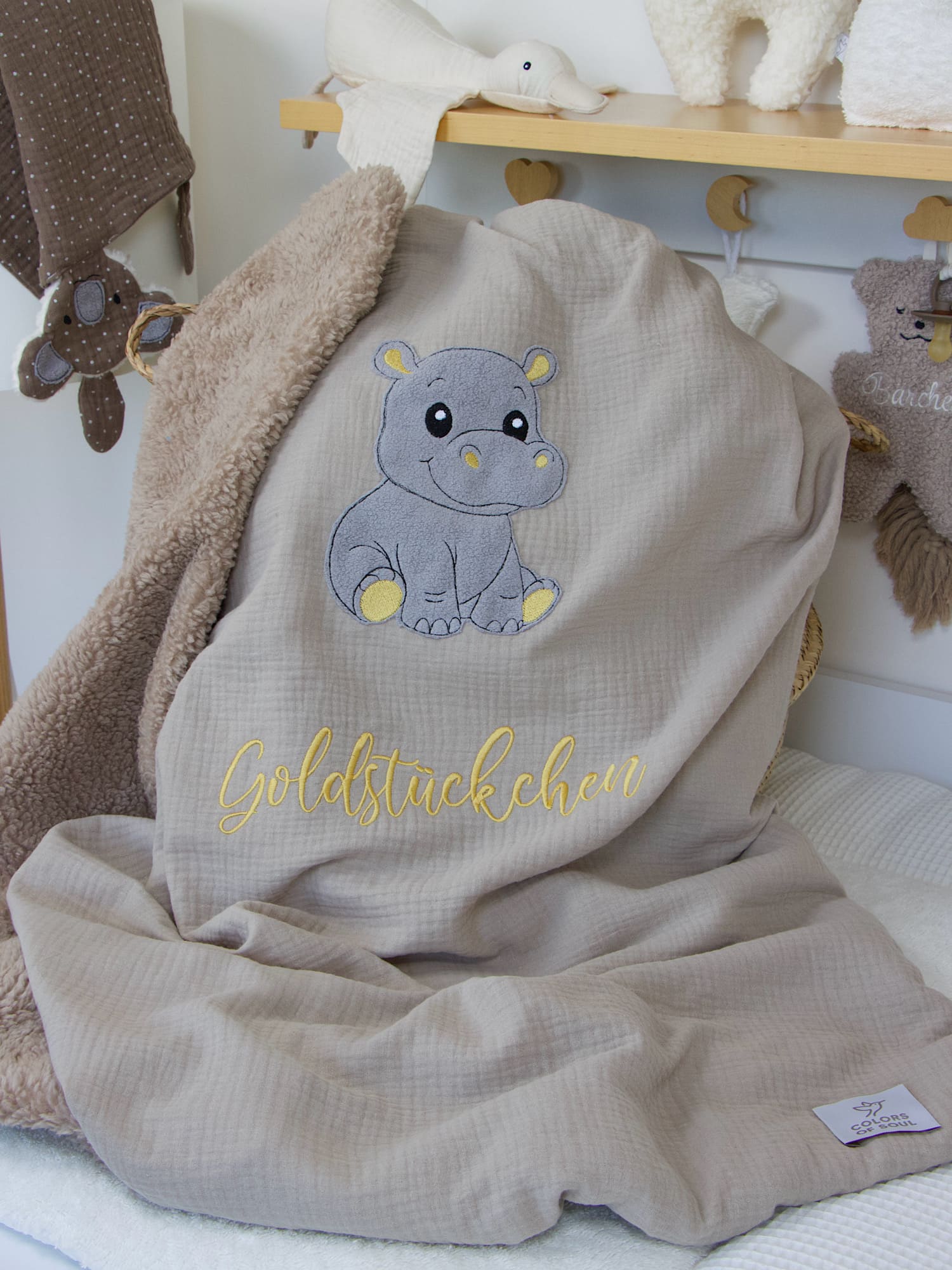 Handgemachte Babydecke aus Musselin sand und Teddyplüsch sand mit gesticktem Nilpferd und Wunschtext