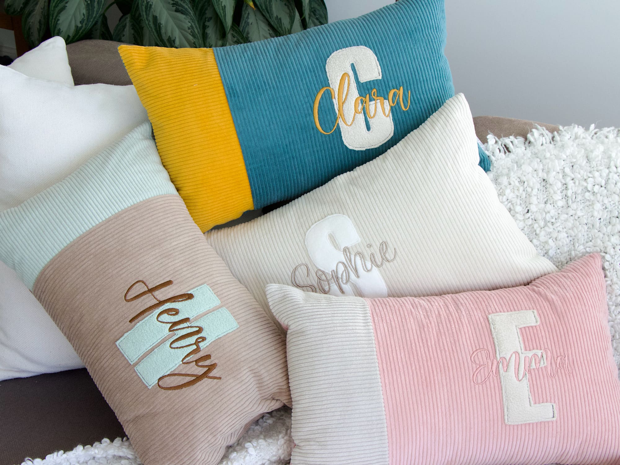 Cord Kissen personalisiert mit Buchstabe und Name Henry – modernes Dekokissen für Sofa