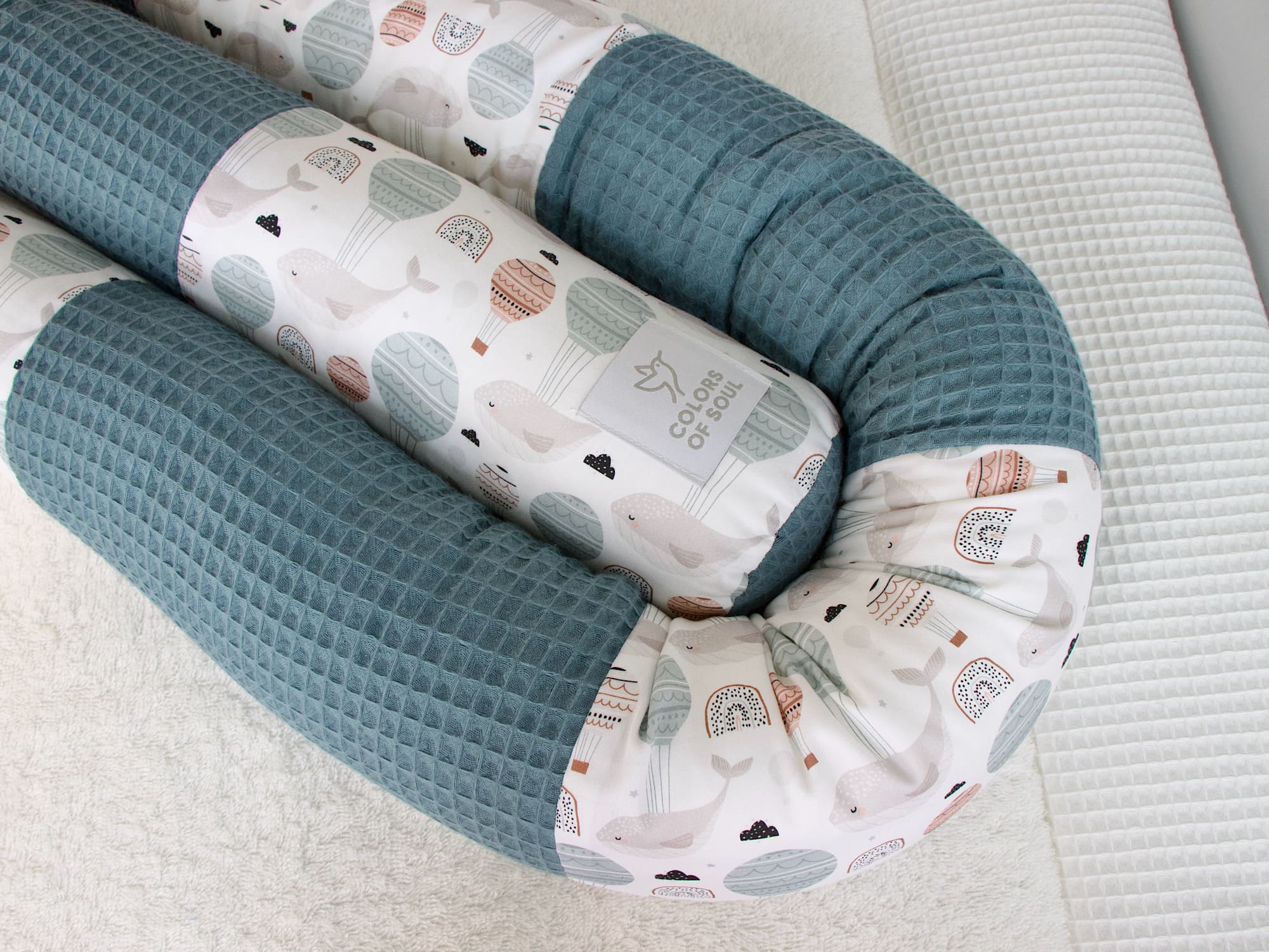 Patchwork Bettschlange personalisiert - schlafende Wale und Luftballons / Waffelpique stahlblau