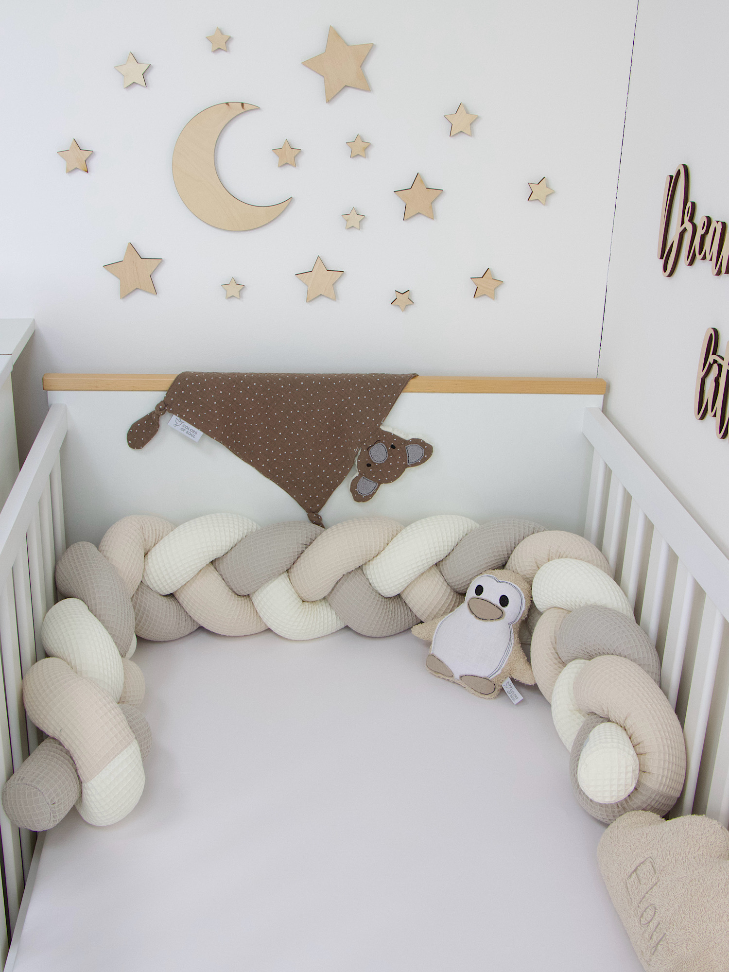 Seitenansicht der Waffelpique-Bettschlange in Creme Beige Hellbeige als weiche Bettumrandung.