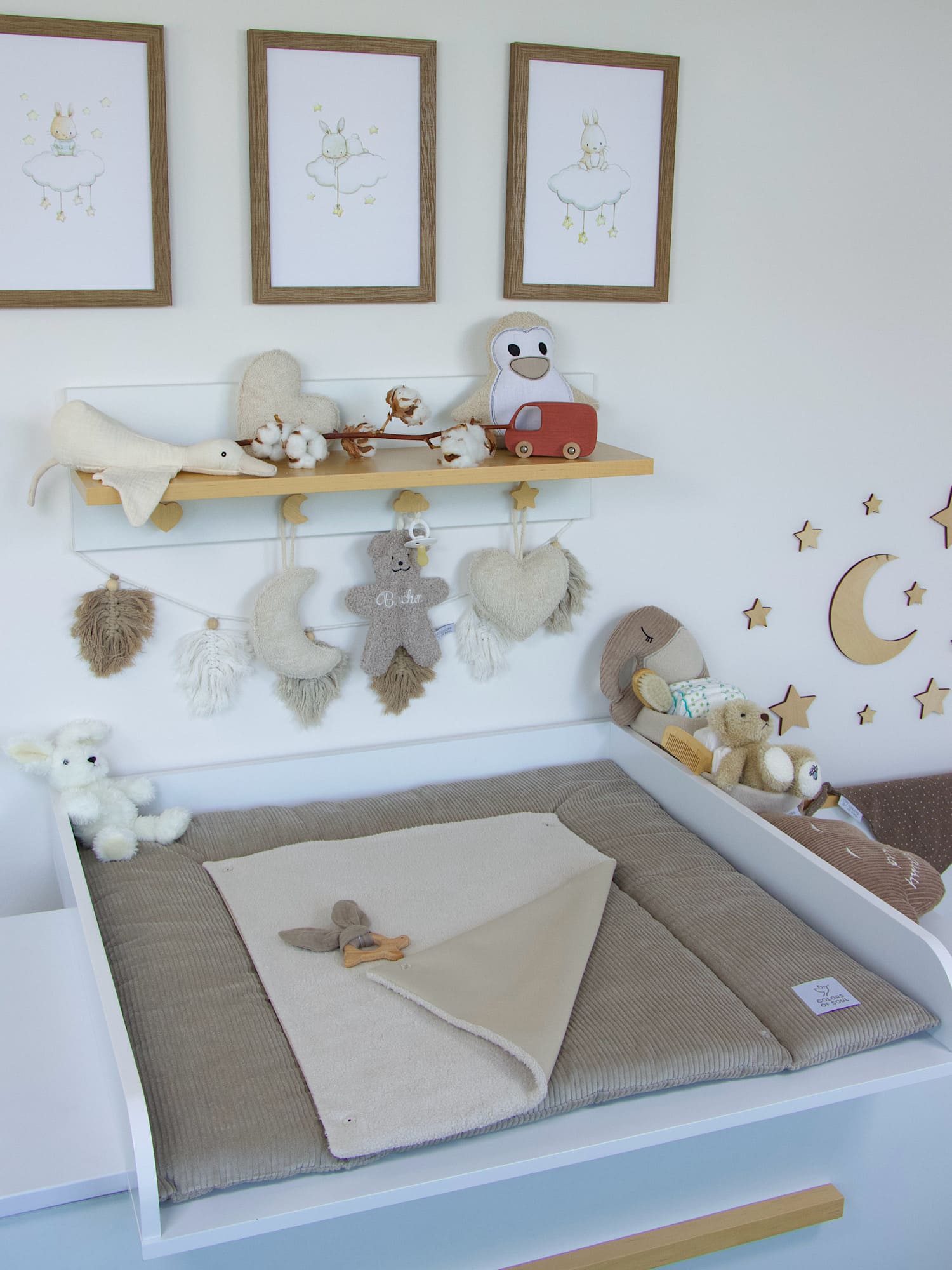 Beige Wickelauflage aus weichem Cordstoff mit kuscheliger Baumwollfleece-Auflage im warmen Babyzimmer