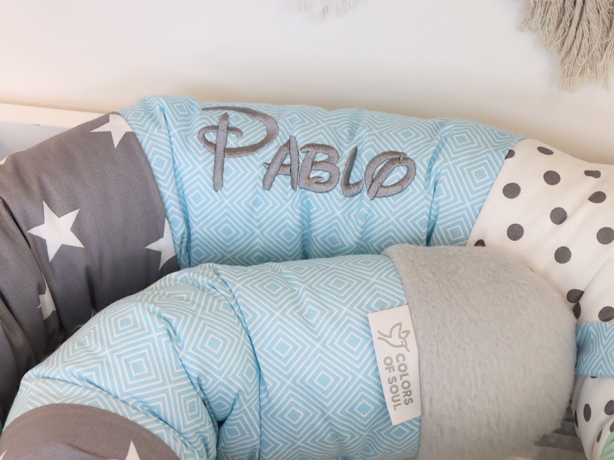 Nahaufnahme gestickter Name Pablo auf der Bettschlange Nilpferd mint/grau/weiß/blau