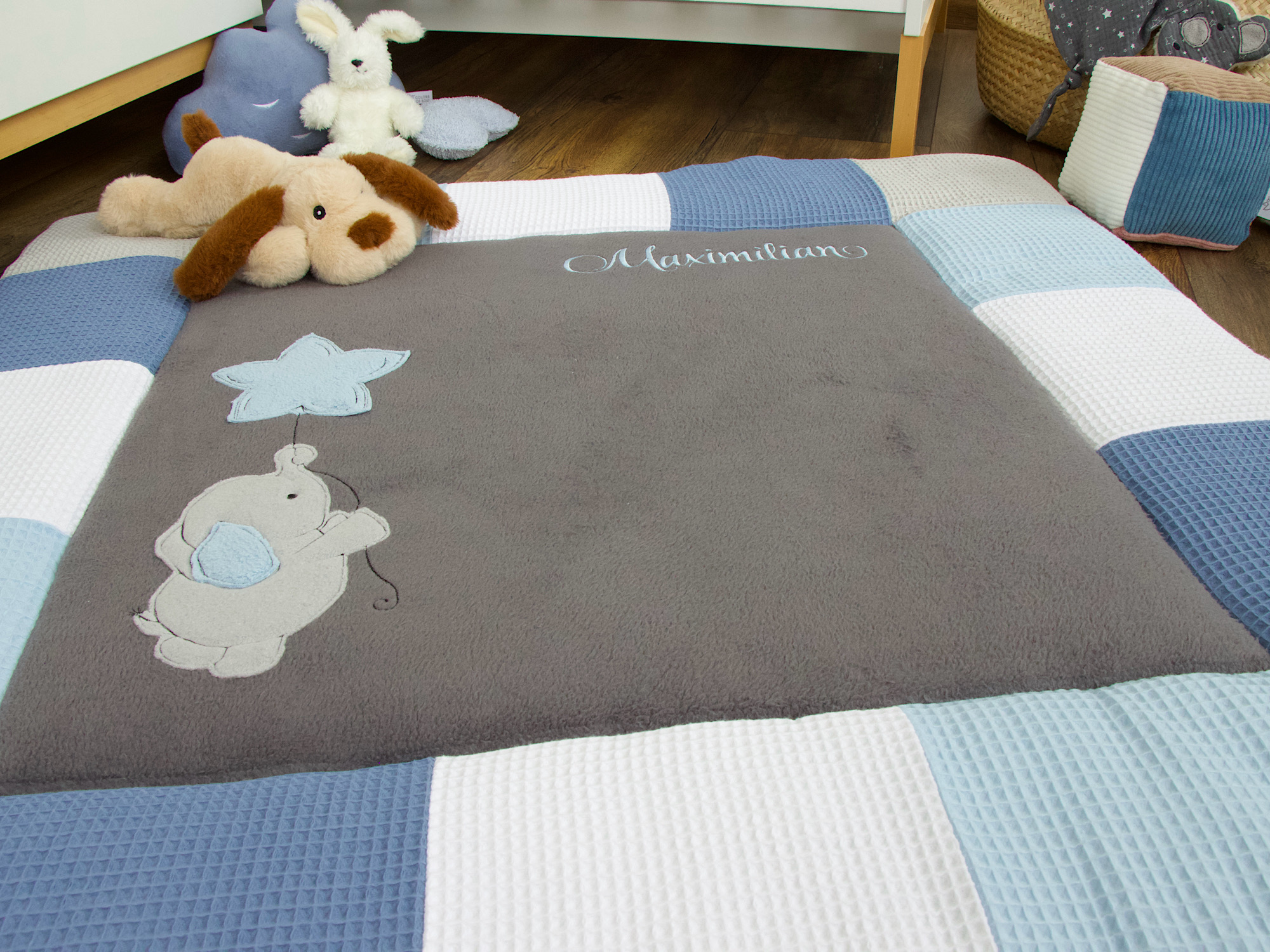 Draufsicht auf eine personalisierte Krabbeldecke mit Elefant in Grau-Blau