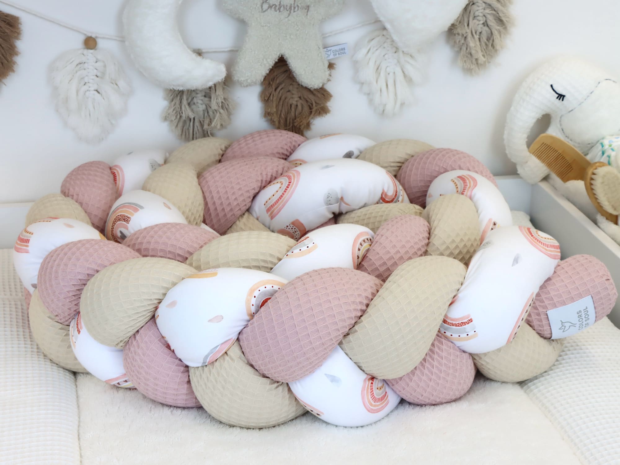 Geflochtene Bettschlange Regenbogen Aquarell in Altrosa und Light Sand im Babybett