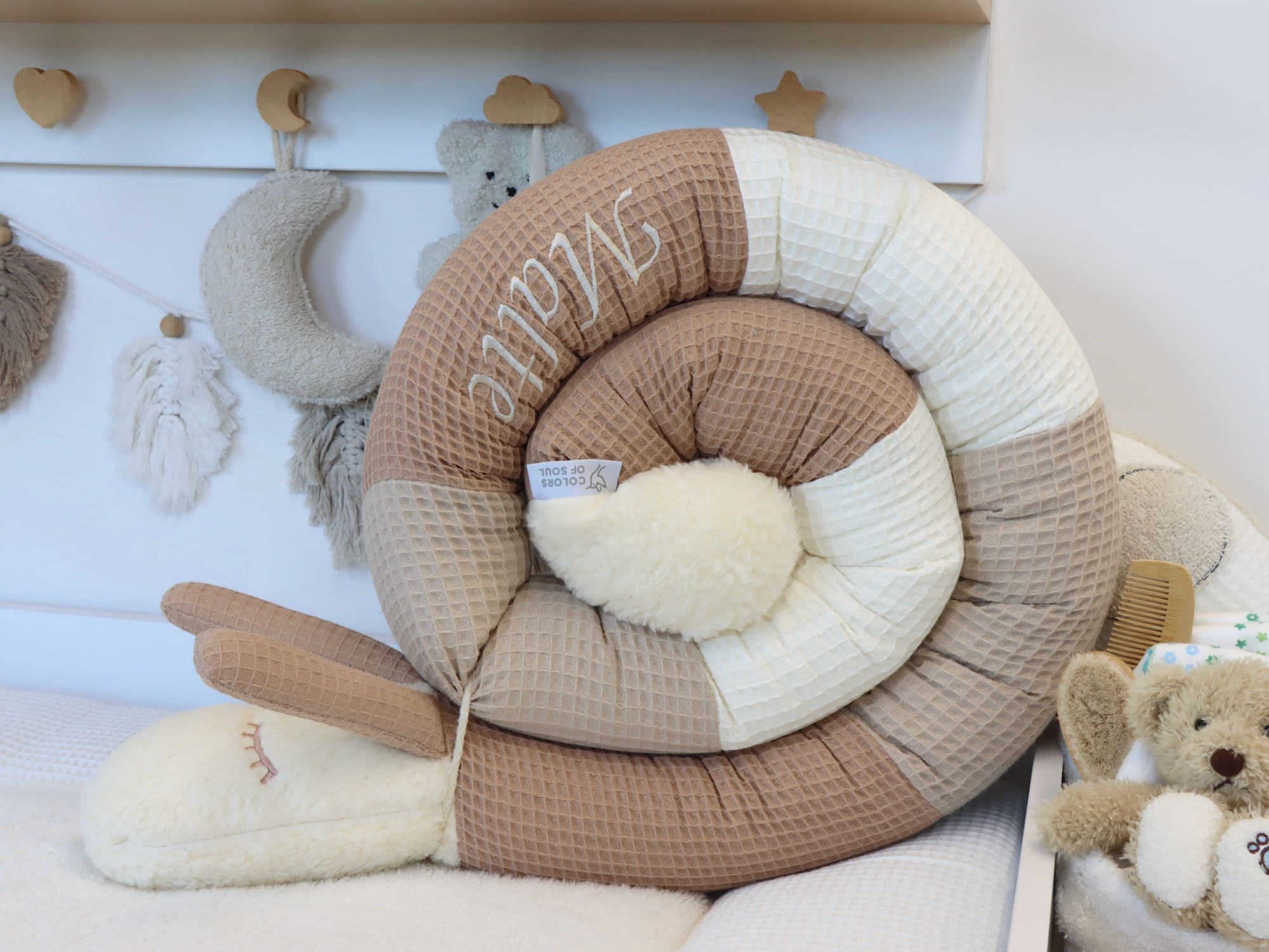 Personalisierte Bettschnecke aus Waffelpique in Camel, Beige und Creme – handgemacht, weich und perfekt als Rundumschutz fürs Babybett.