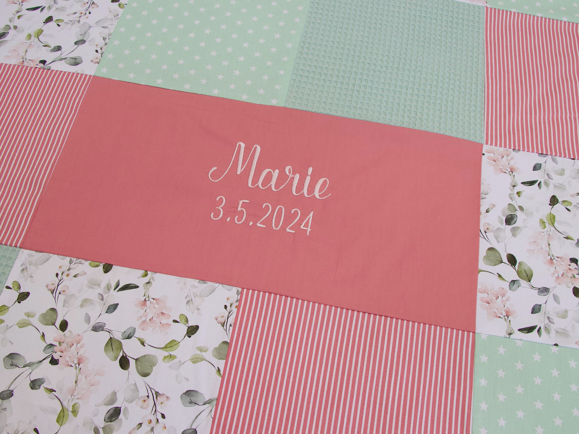 Patchwork Krabbeldecke - Gartenblumen rosa / Waffelpique altgrün / blush (mit Rand)