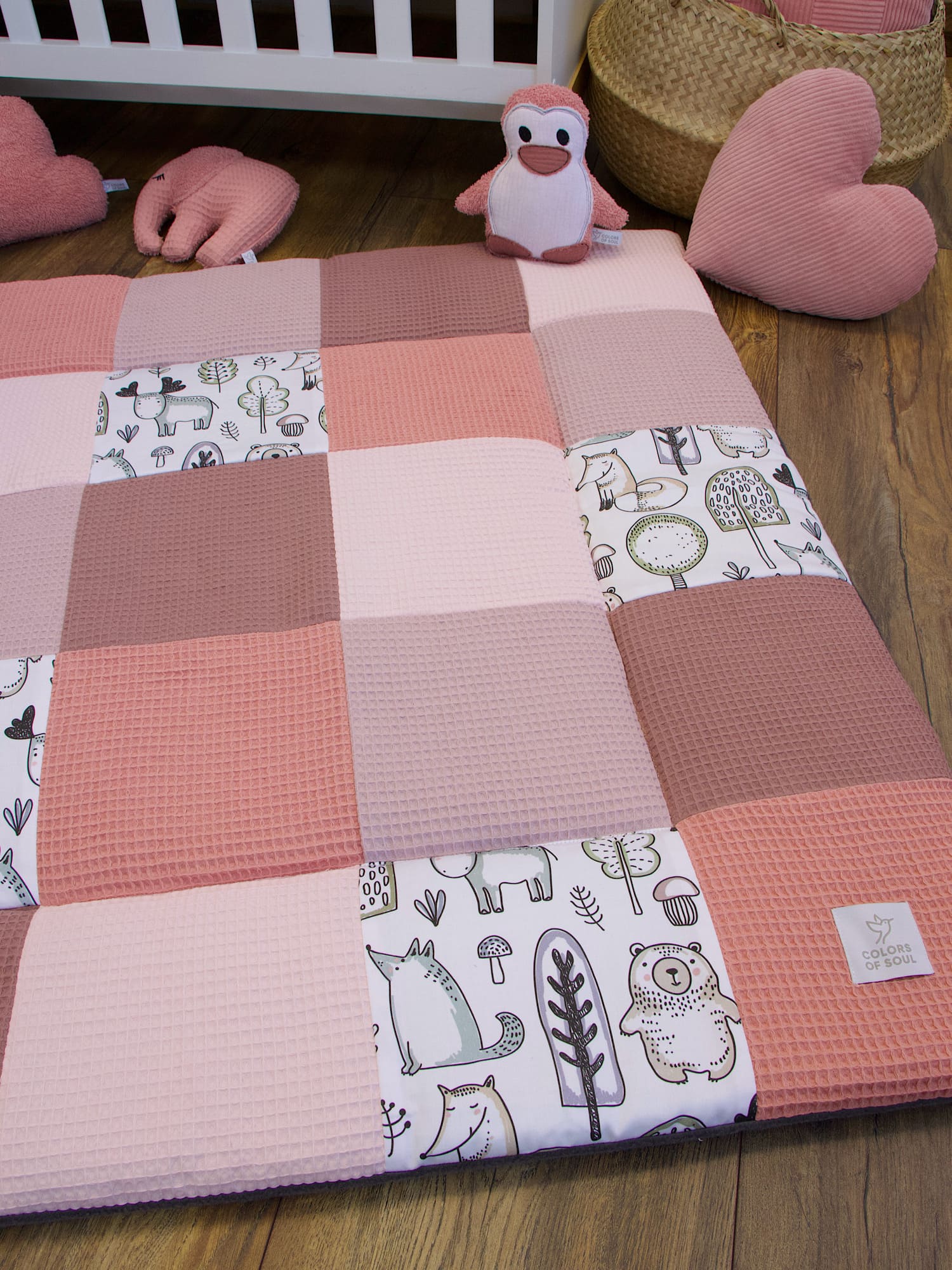 Hochwertige Patchwork Krabbeldecke – Waffelpique rosa / Waldfreunde in Handarbeit gefertigt