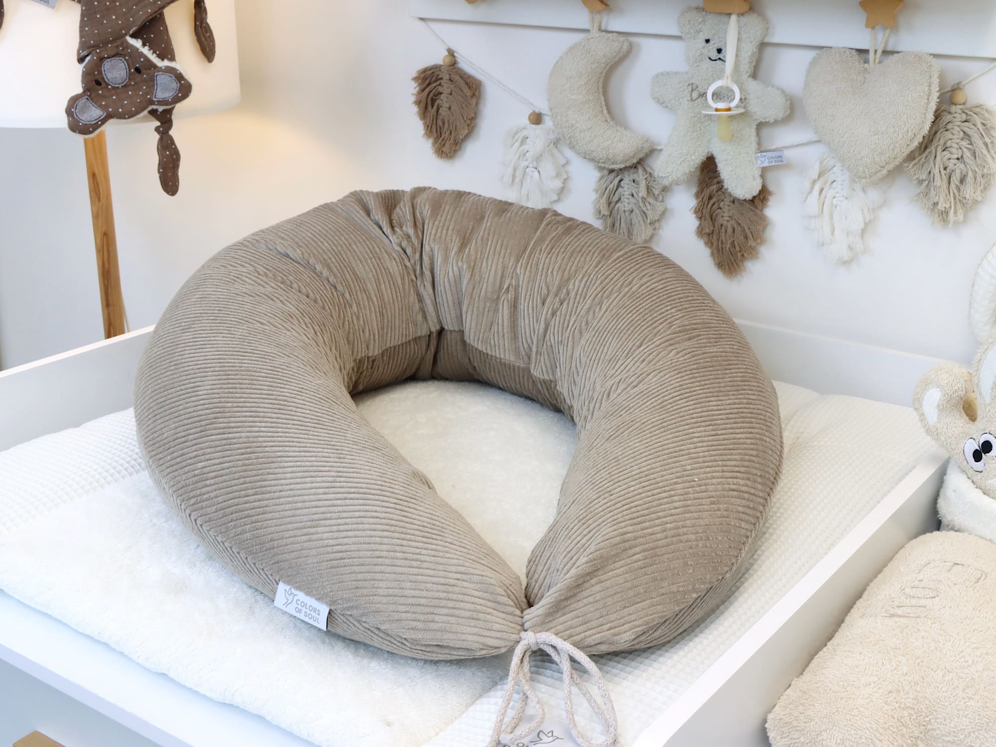 Cord-Stillkissen Beige auf Wickelunterlage – großes Stillkissen zum Schlafen und Stillen