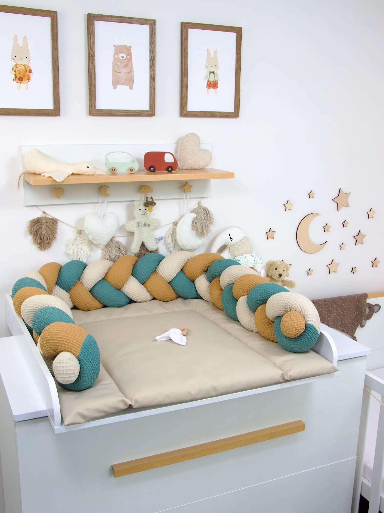 Weiche Bettumrandung fürs Babybett aus Waffelpique in Altgrün Karamell und Light Sand