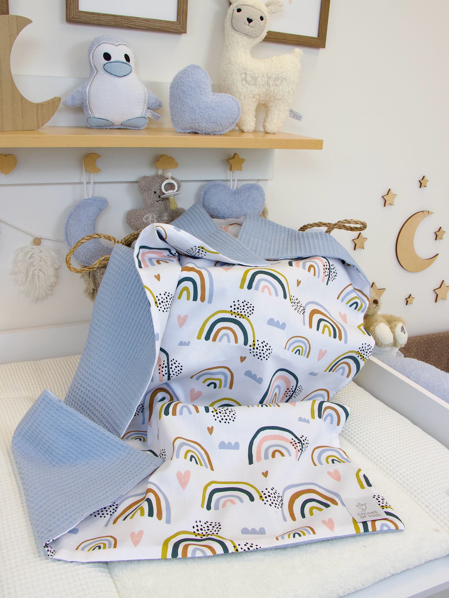 Babydecke - Regenbogen und Herzen / Waffelpique hellblau
