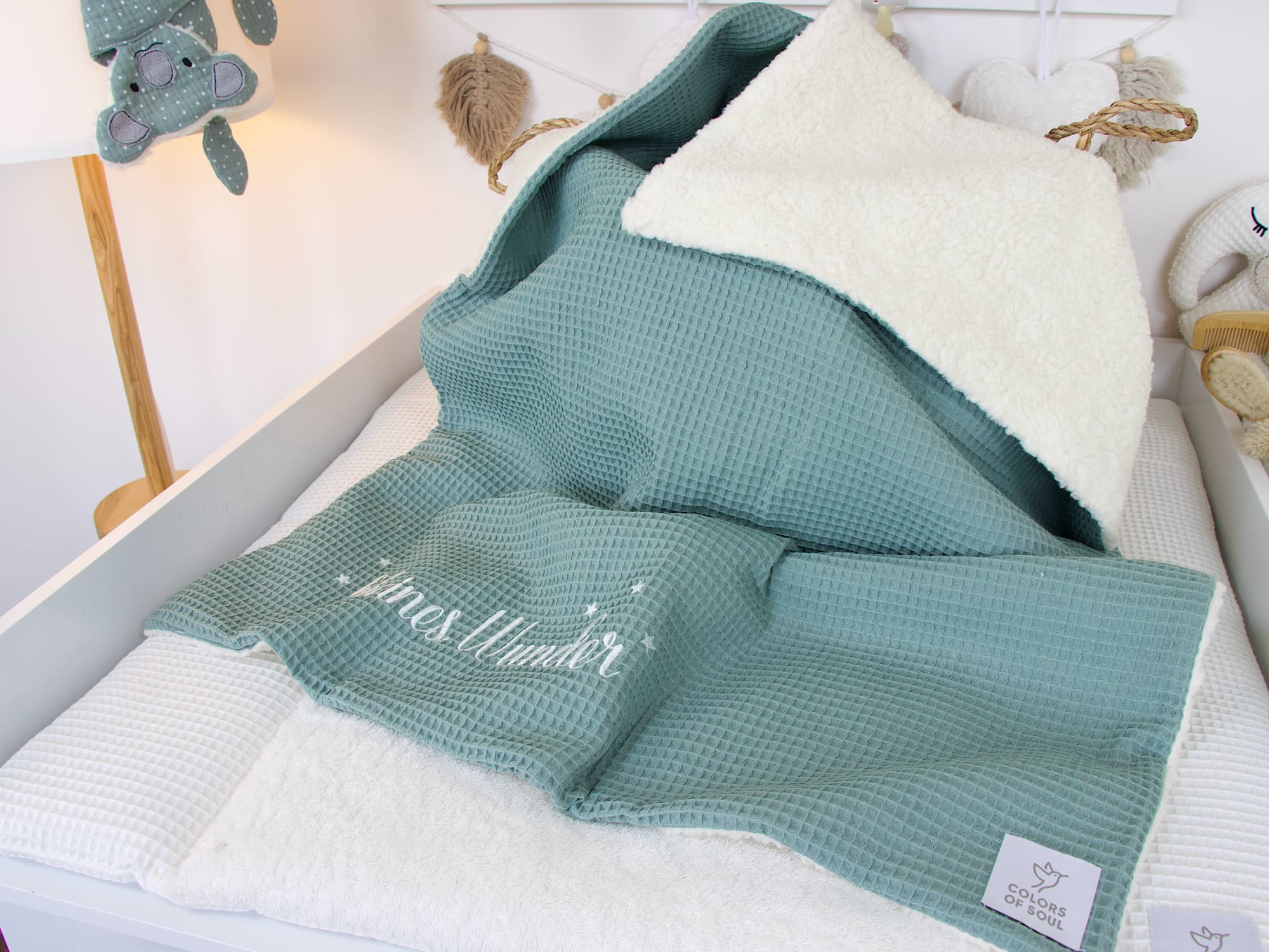 Personalisierte Kuscheldecke - Waffelpique altgrün / Teddyplüsch creme