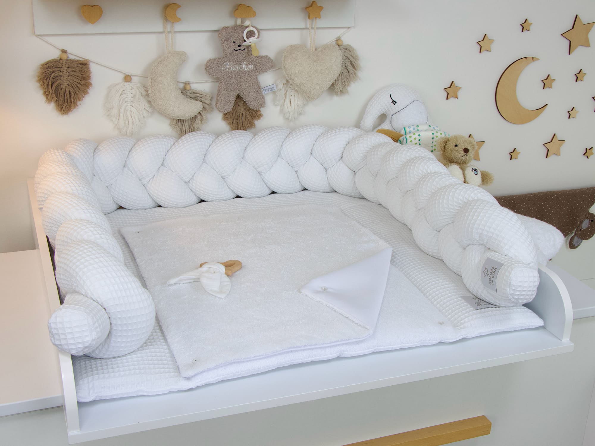 2er Set Wickelauflage und geflochtene Bettschlange in Weiß auf Wickelkommode – liebevoll handgefertigt und Öko-Tex-zertifiziert.