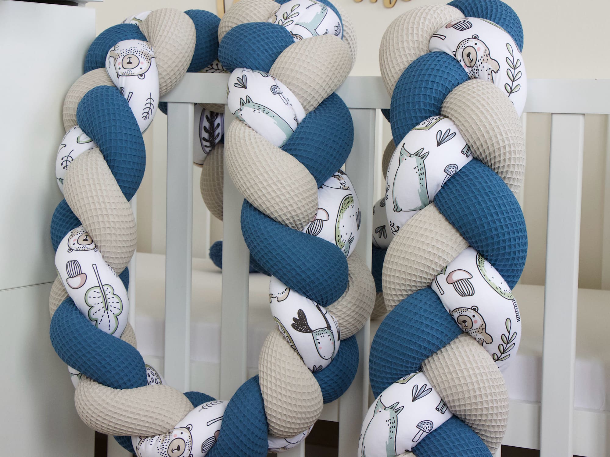 Geflochtene Bettschlange aus Waffelpique Beige & Jeansblau mit Baumwollsatin Waldfreunde – handgefertigt von Colors of Soul