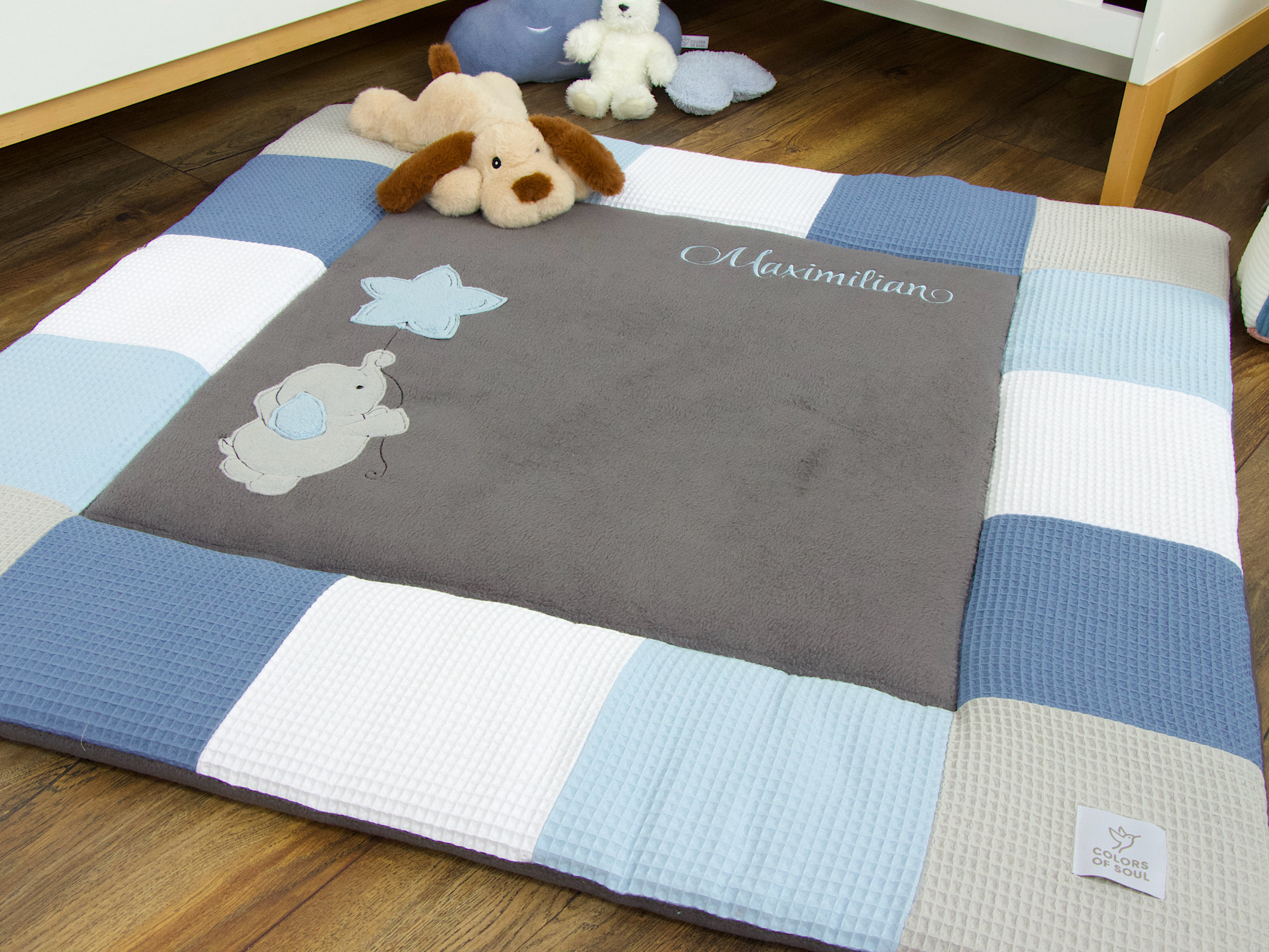Baby Krabbeldecke mit grauer Liegefläche und Elefanten-Applikation in Hellgrau und Blau