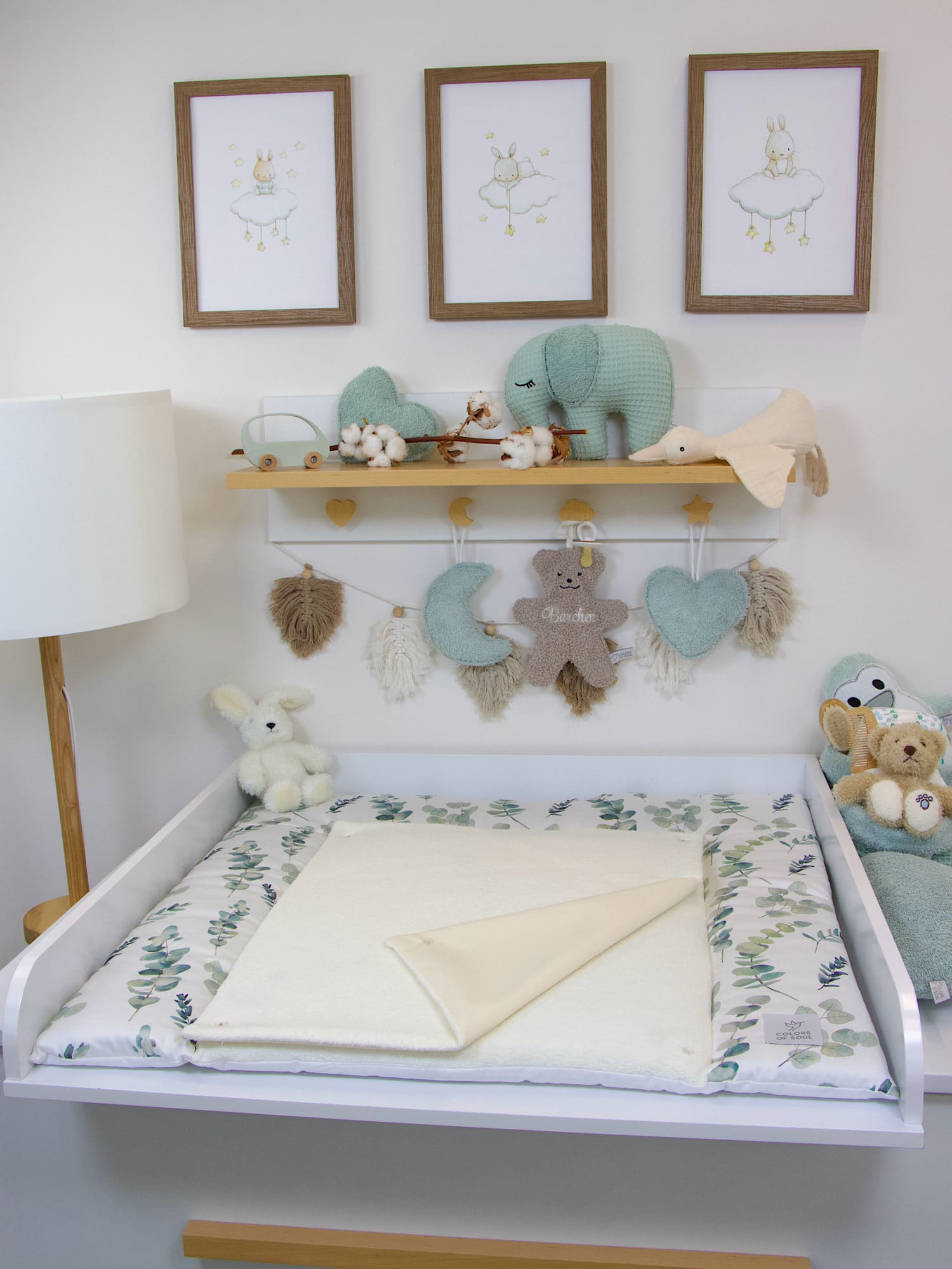 Handgefertigte Wickelauflage mit Motiv „Eukalyptuszweige Aquarell“ und Baumwollfleece in Creme