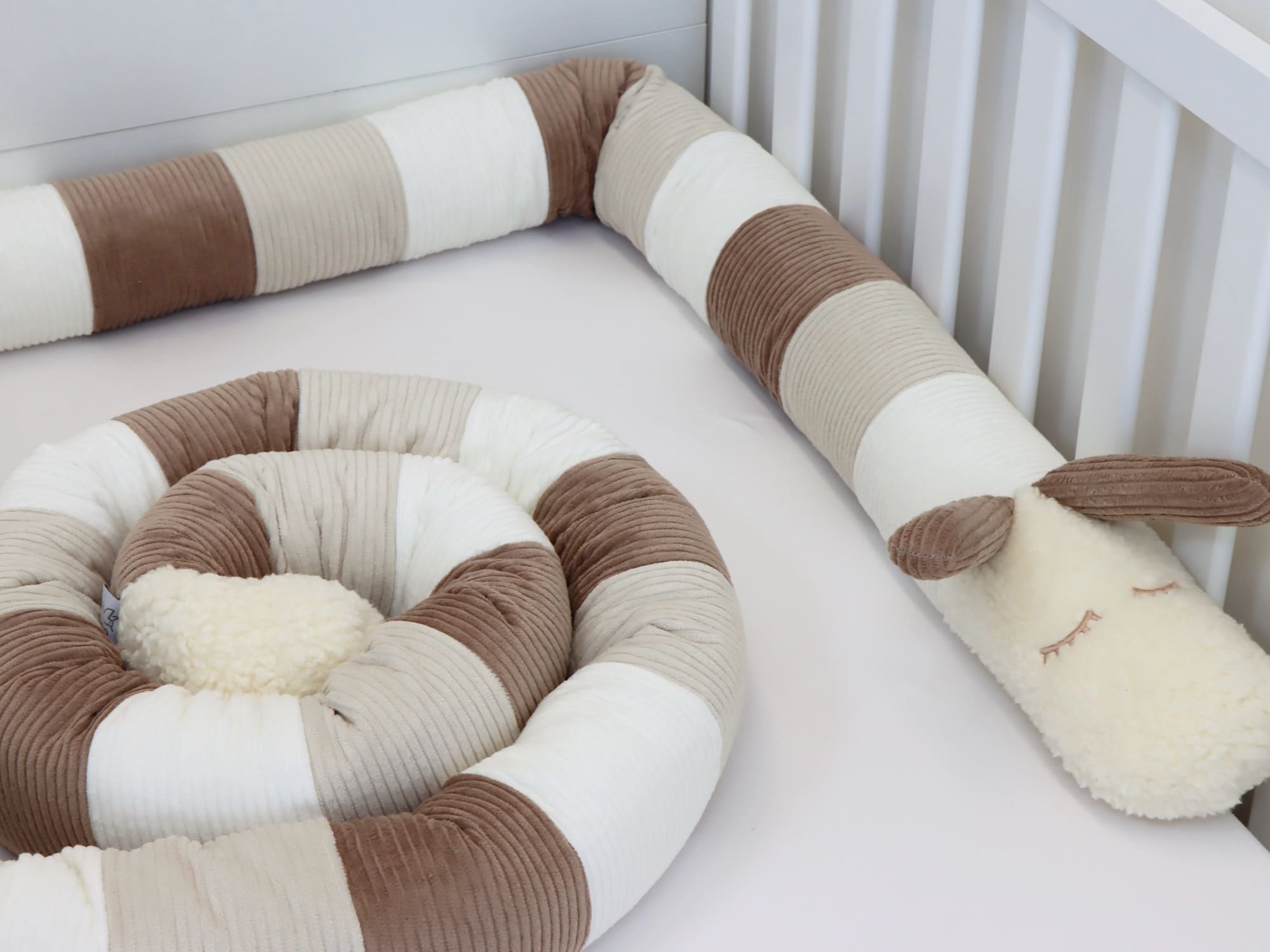Bettschnecke im Babybett in Creme, Light Sand und Camel in warmen Naturfarben