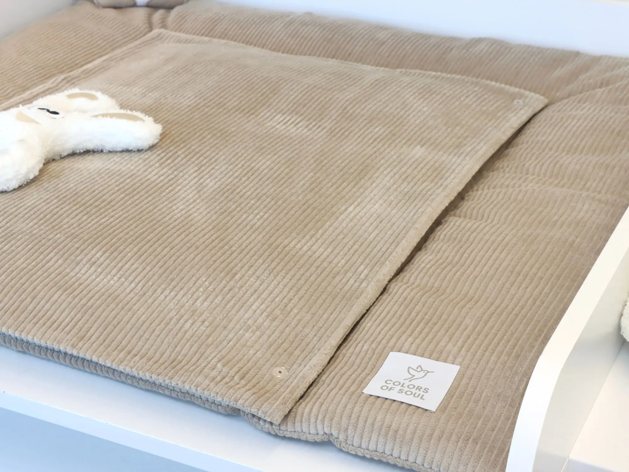 Wickelauflage Cord Beige mit weicher Wechselauflage und dekorativer Babyzimmer Einrichtung in Beigetönen