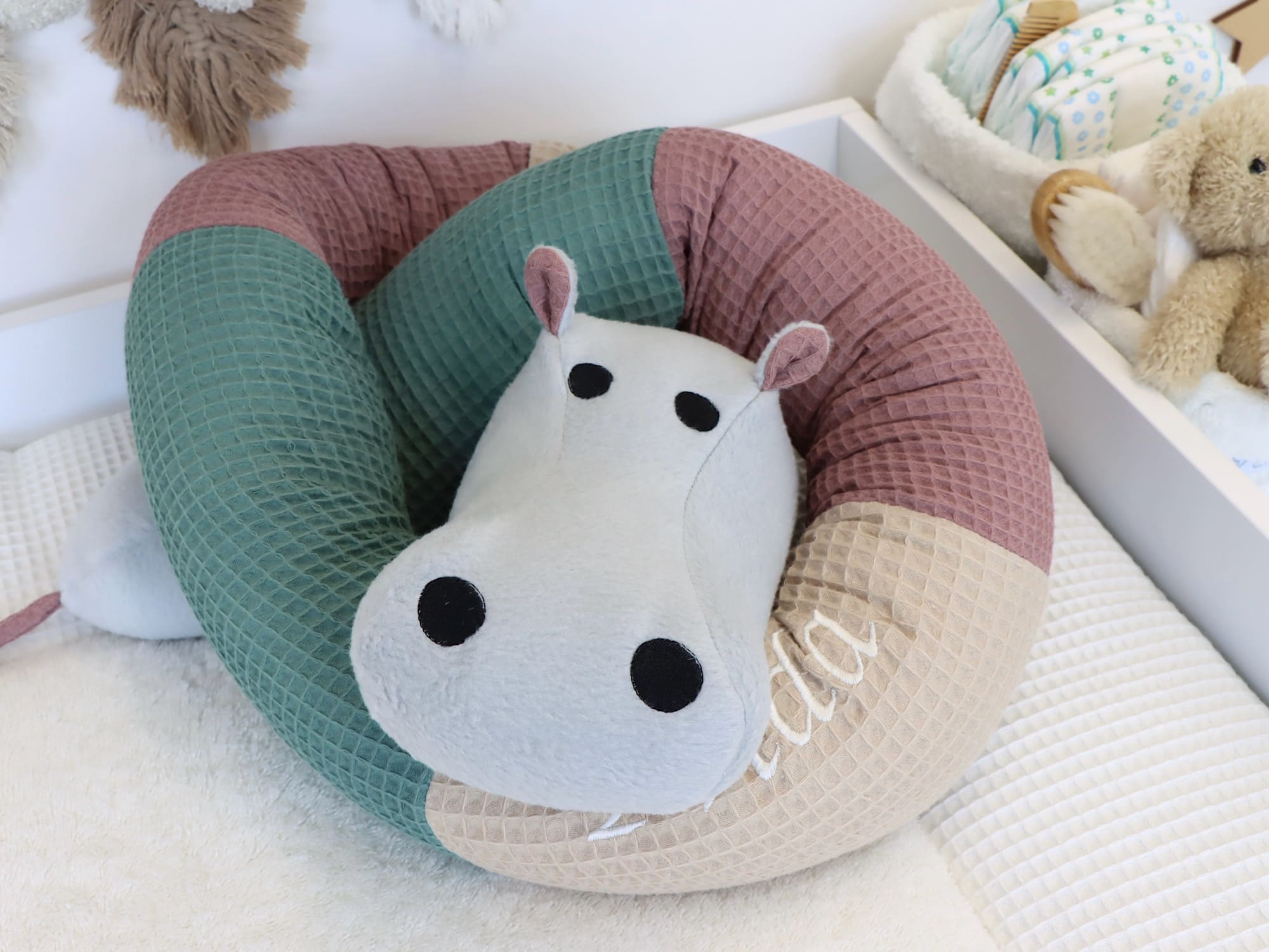 Nilpferd Bettschlange aus Waffelpique in Beige, Alter Malve und Altgrün – weiche handmade Babybett Schlange von Colors of Soul
