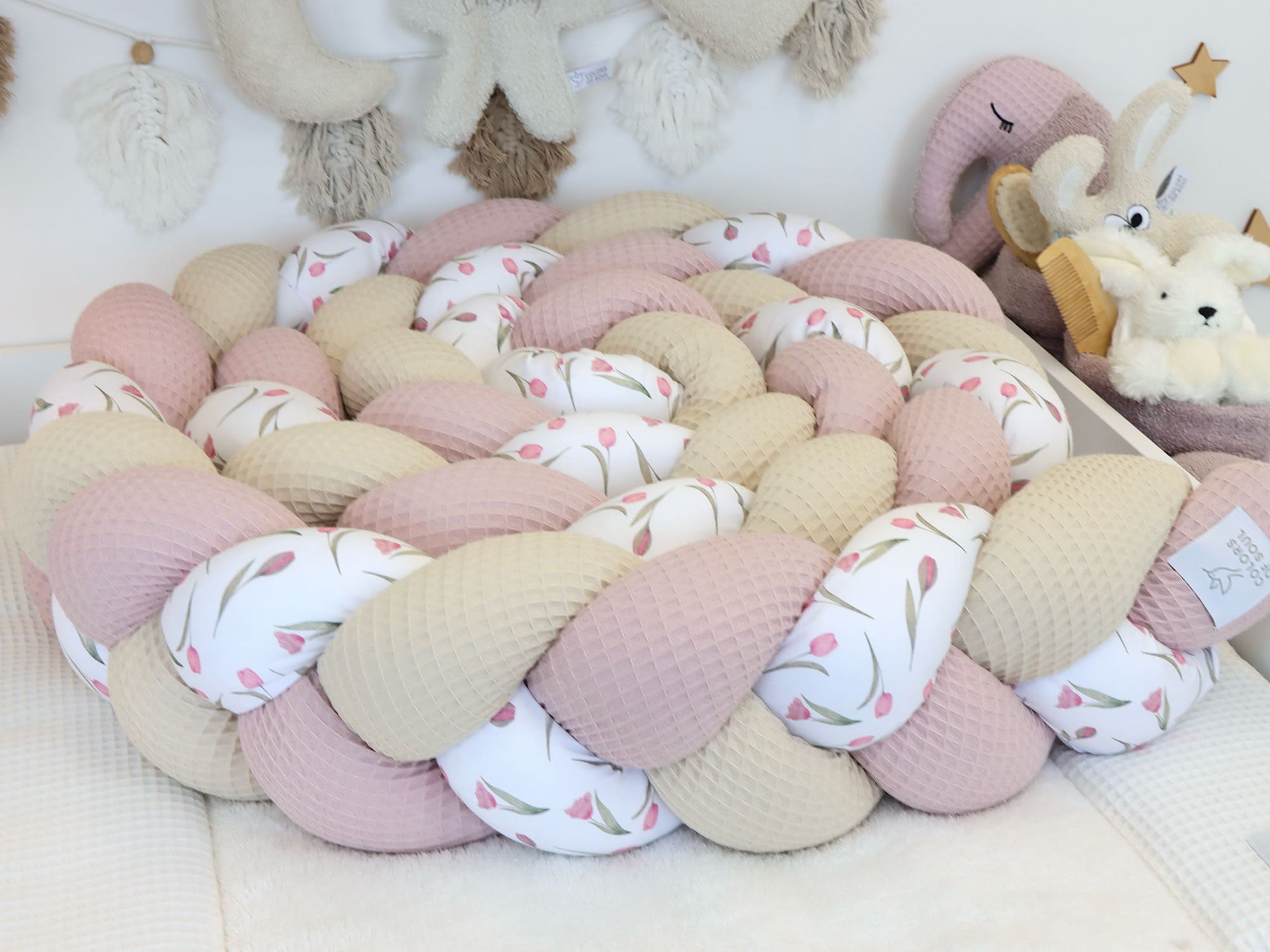 Geflochtene Bettschlange – Tulpen Aquarell & Waffelpique altrosa, light sand für das Babyzimmer