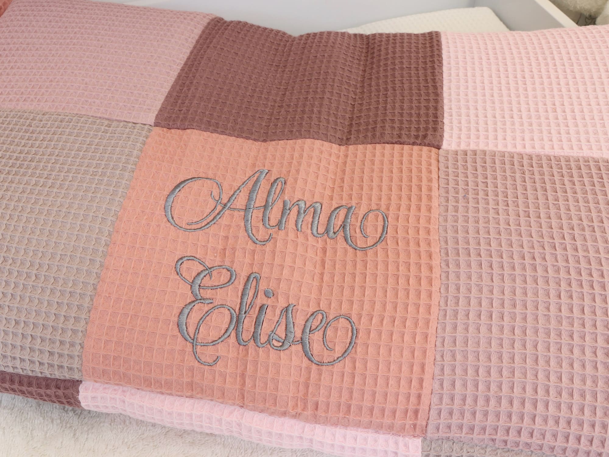 Namensstickerei auf Patchwork Krabbeldecke aus Waffelpique – handgemacht und personalisiert