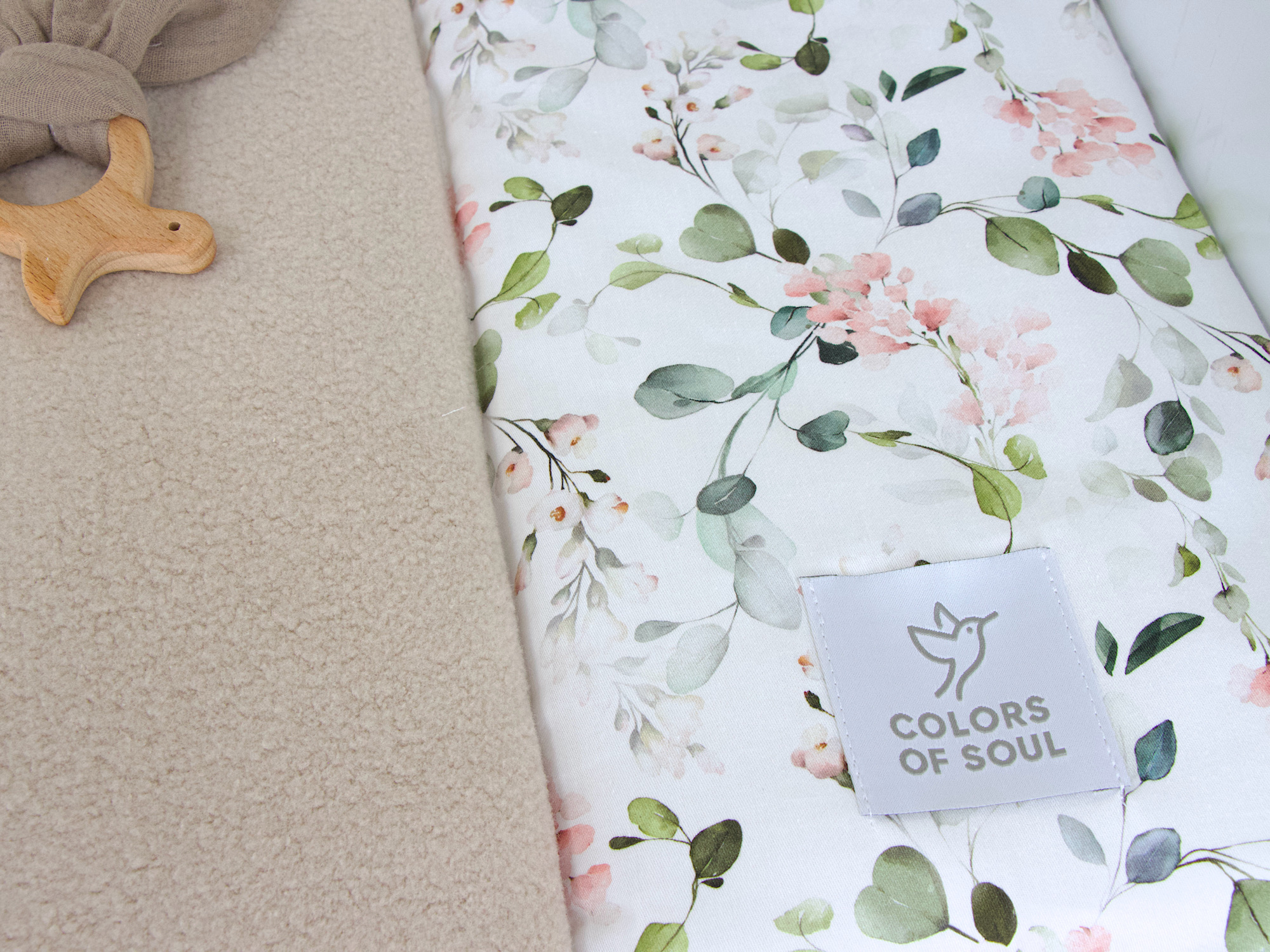 Rundum vernähte Wickelauflage ohne abnehmbaren Bezug – Gartenblumen rosa / Baumwollfleece Beige