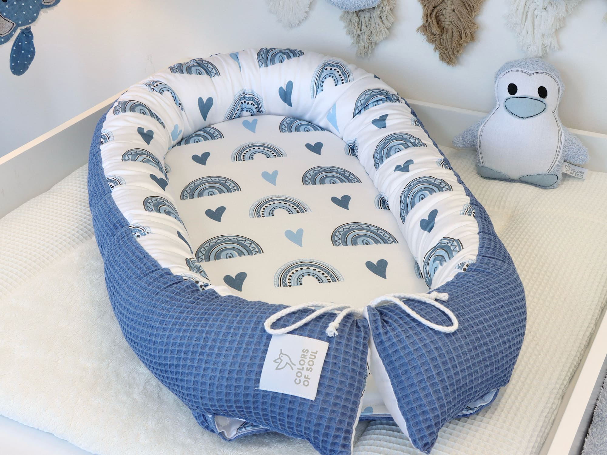 Wickelauflage, geflochtene Umrandung, Babynest - Regenbogen und Herzen blau / Waffelpique blau