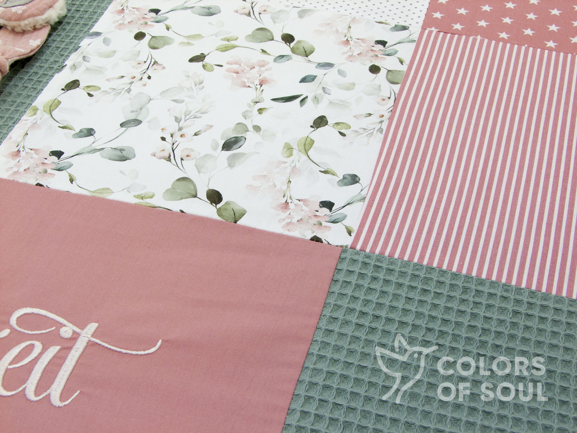 Patchwork Krabbeldecke - Gartenblumen rosa / Waffelpique altgrün / blush