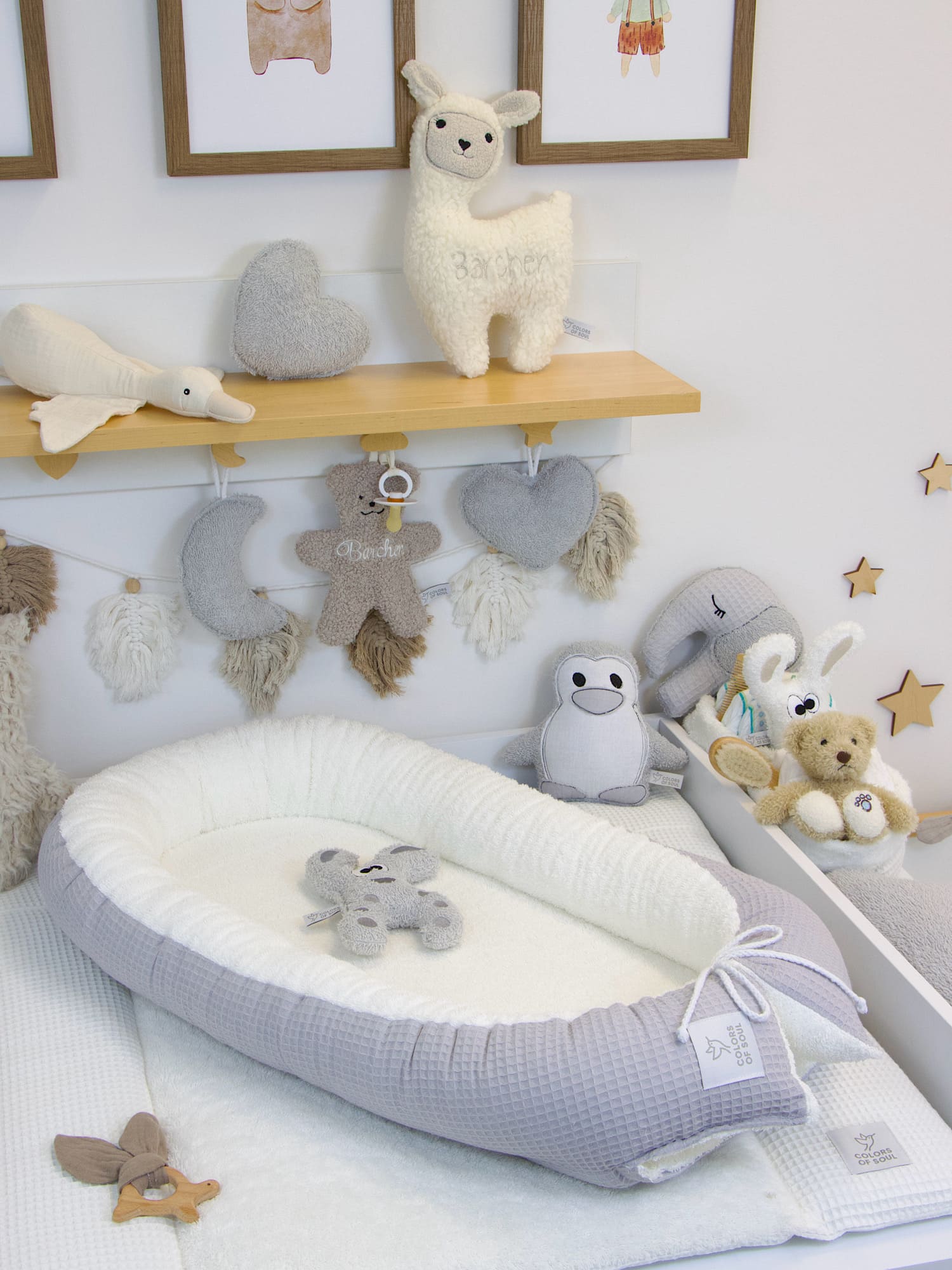 Babynest Hellgrau Creme als stilvolles Accessoire im modernen Babyzimmer – liebevoll dekoriert