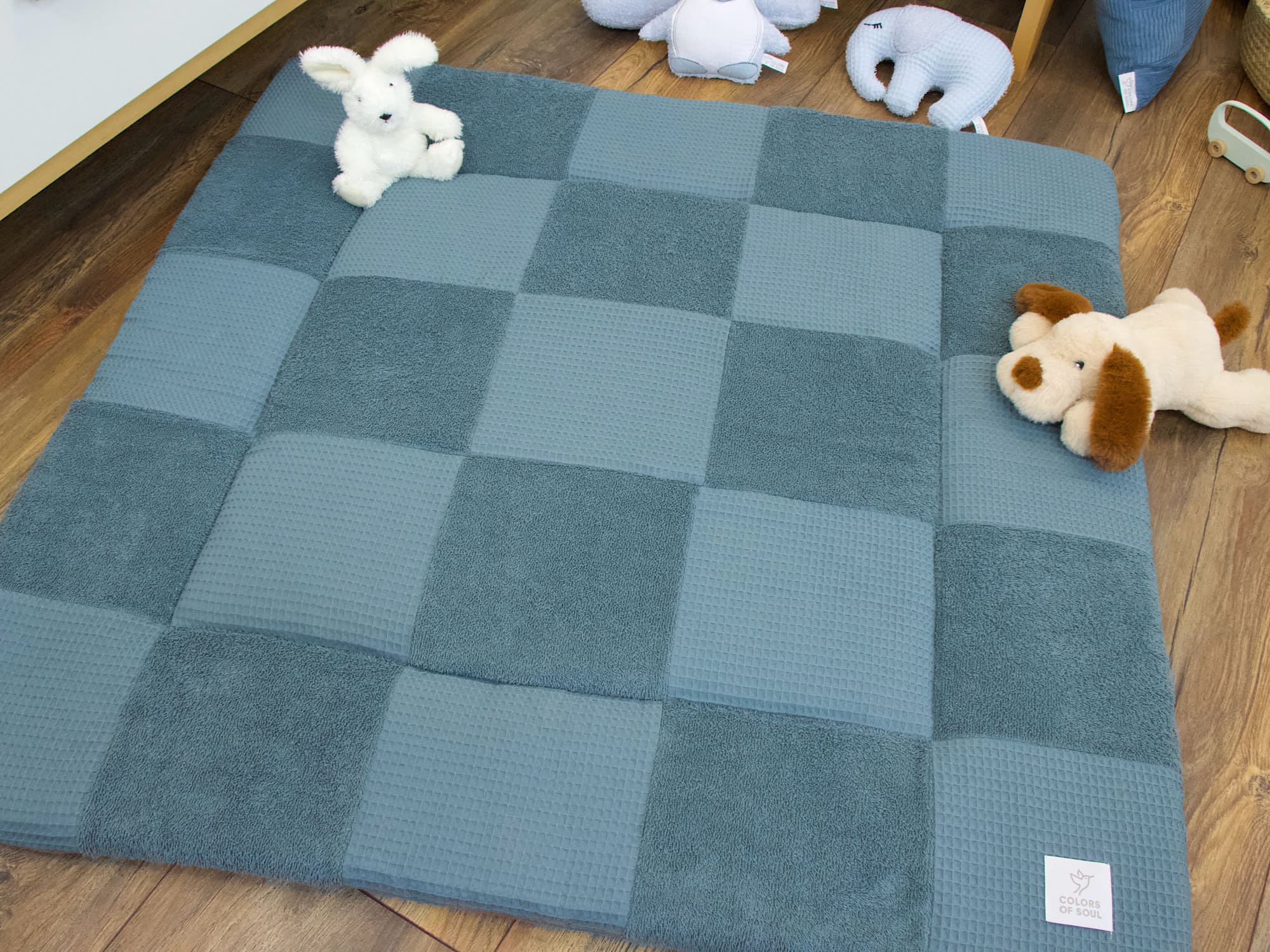 Detailansicht der Patchwork Spieldecke in Stahlblau mit Frottee und Waffelpique
