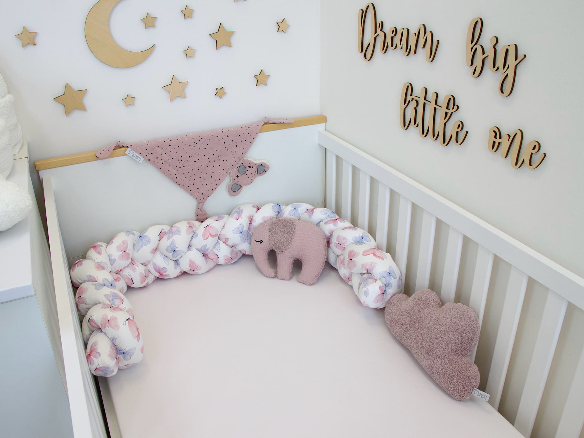 Weiche Bettumrandung Schmetterlinge Aquarell im Babybett mit Sternen-Deko – handgefertigt aus Baumwollsatin