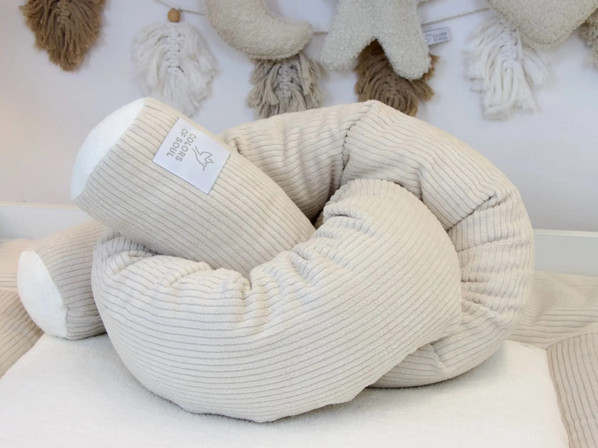 Bettschlange aus Cord in Light Sand mit runden Enden in Creme als weiche Bettumrandung fürs Babybett