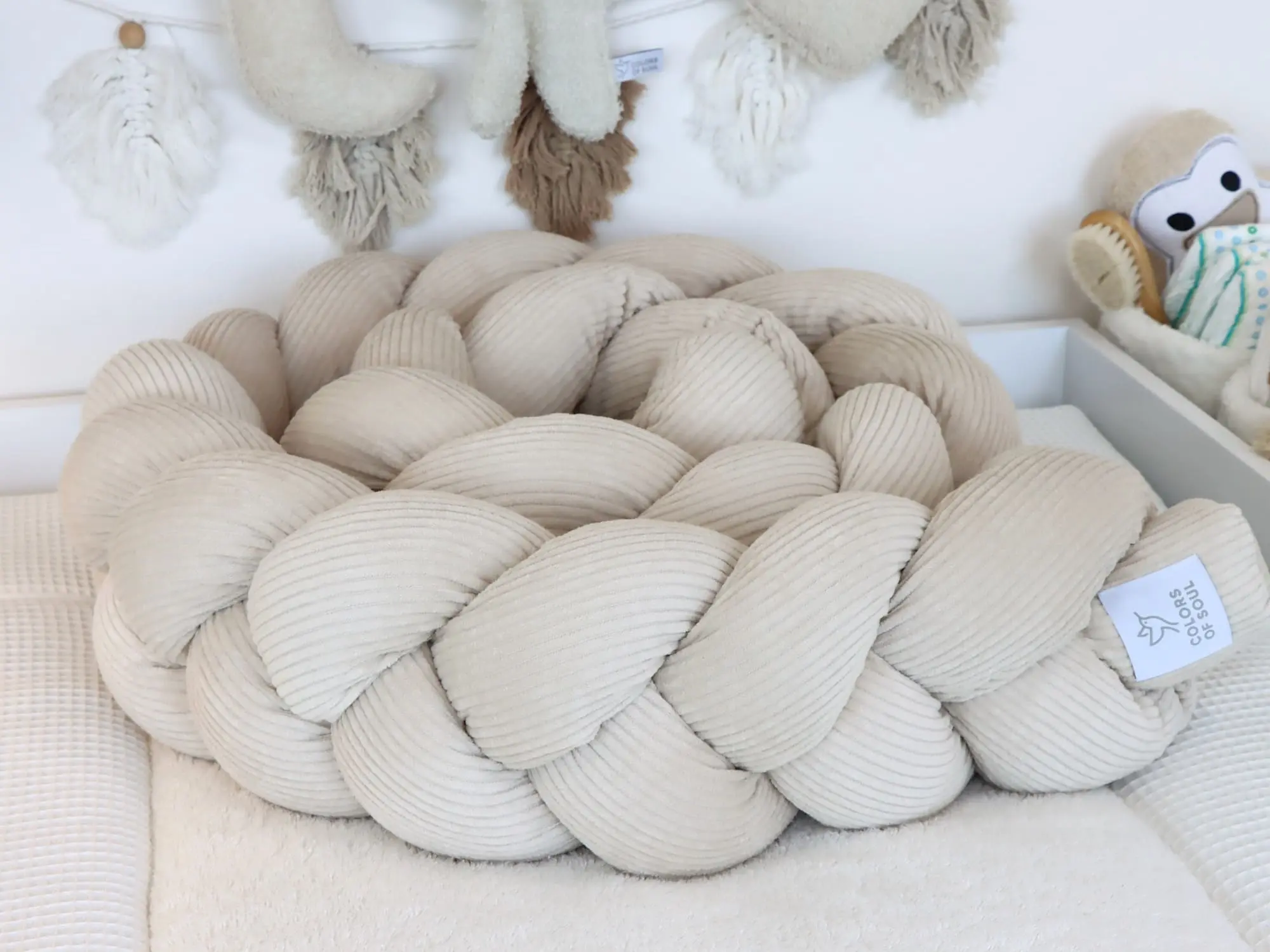 Geflochtene Bettschlange Cord Light Sand im natürlichen Babyzimmer