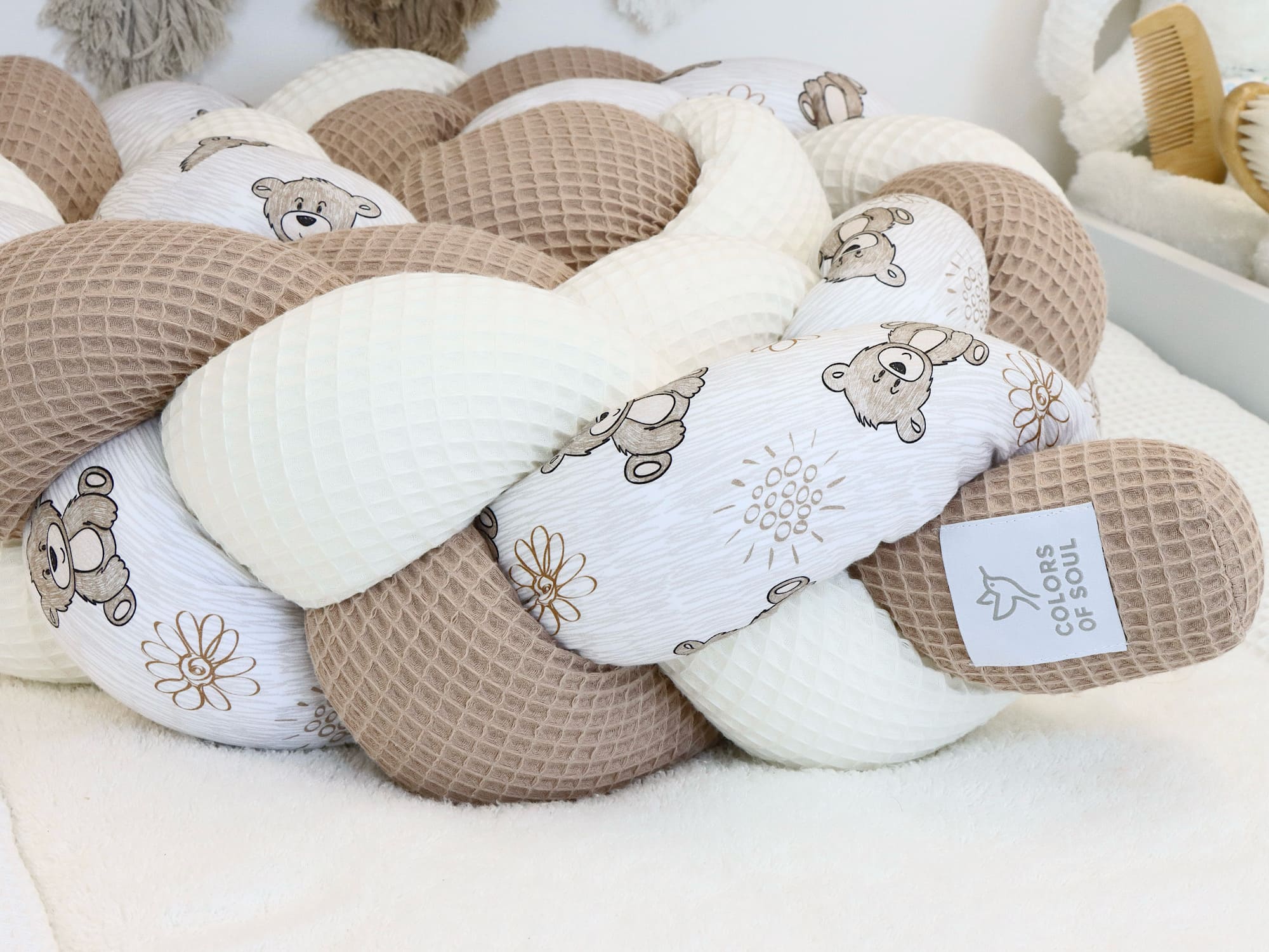 Weiche geflochtene Bettschlange – niedliche Bärchen und Waffelpique camel, creme – liebevoll handgenäht